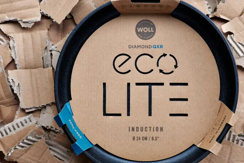 Die Verpackungsschale der Eco Lite QXR Pfanne besteht zu 100 % aus recyceltem Karton und wurde mit umweltfreundlicher Tinte bedruckt.