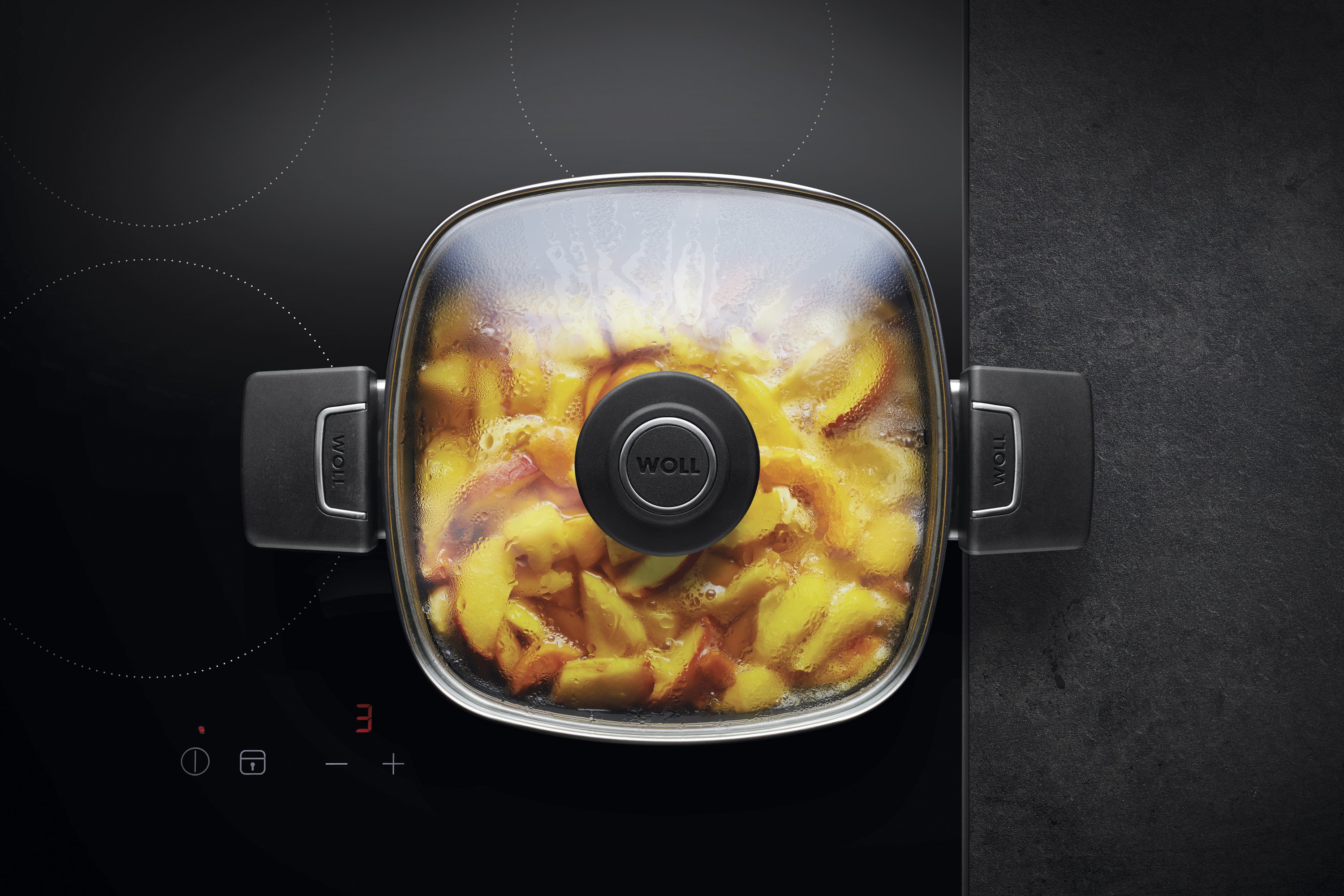 Auf dem Herd steht eine viereckige Diamond Lite Kasserolle, in der sich ein dampfendes Gericht befindet. Am Glasdeckel hat sich Kondenswasser gebildet.