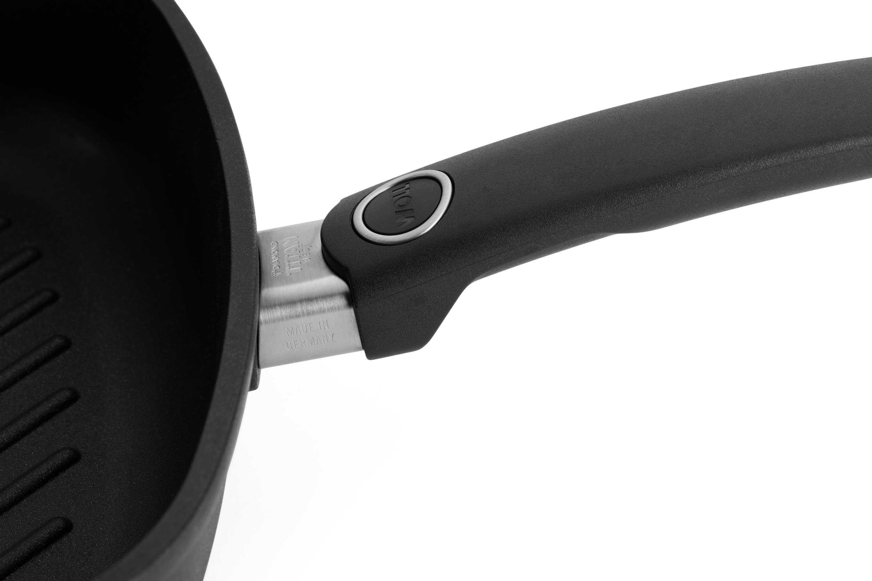 Titan Best Guss-Grillpfanne, viereckig, mit Rillen Titan Best Guss-Steakpfanne, viereckig, mit Rillen Detailansicht | Stiel - Fest | Ceran, Gas, Elektro, Halogen | 28x28cm