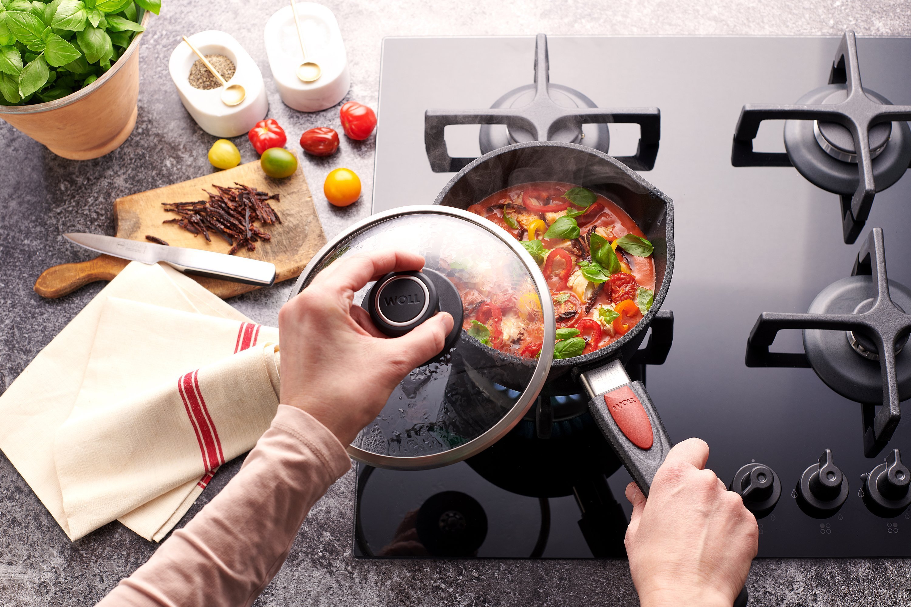 Auf dem Herd steht ein runder Titan Best Stieltopf mit dampfenden Gericht. 