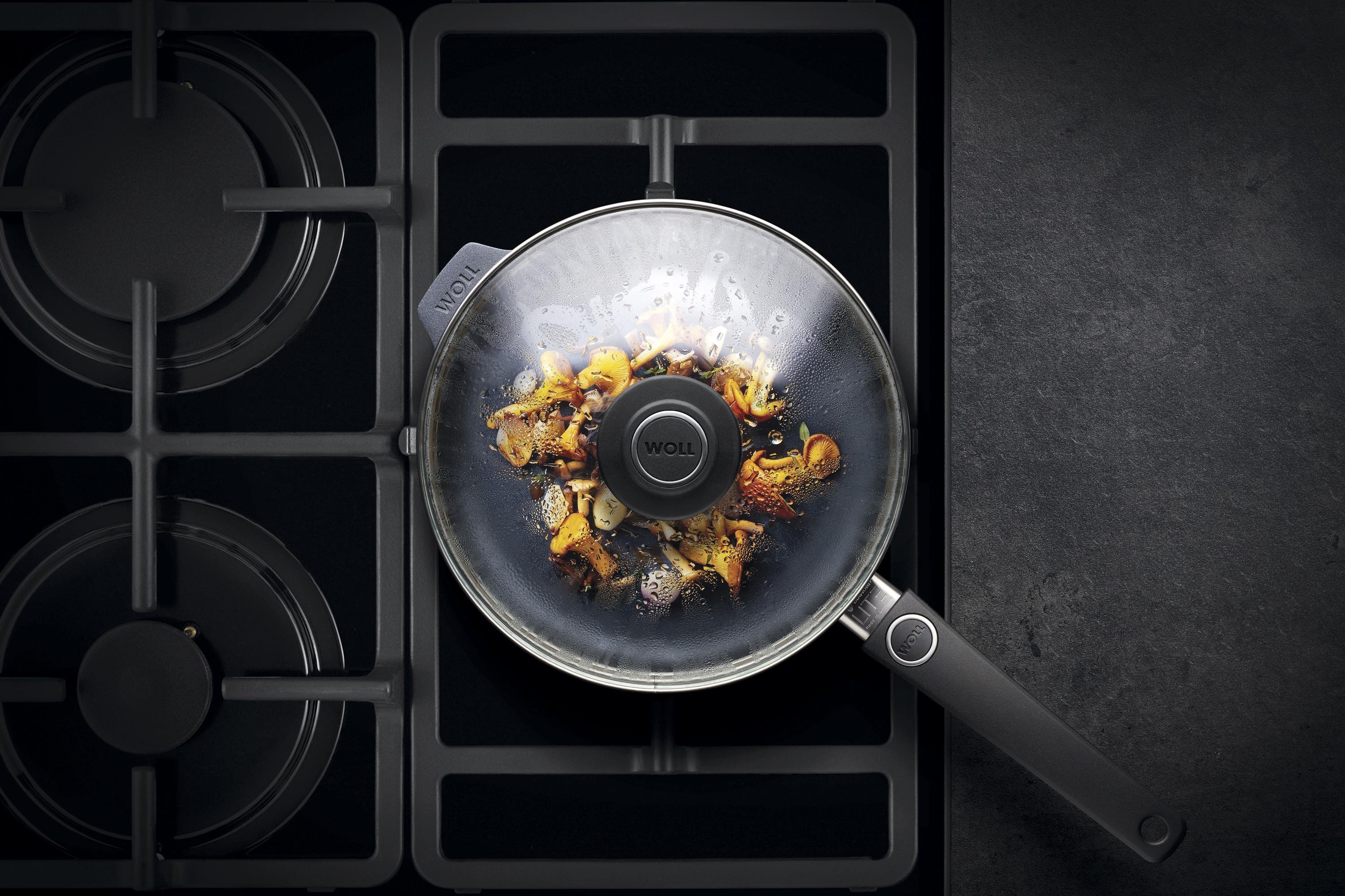 In einer runden Diamond Lite Pfanne wird ein Gericht zubereitet. Am Glasdeckel hat sich Kondenswasser gebildet.