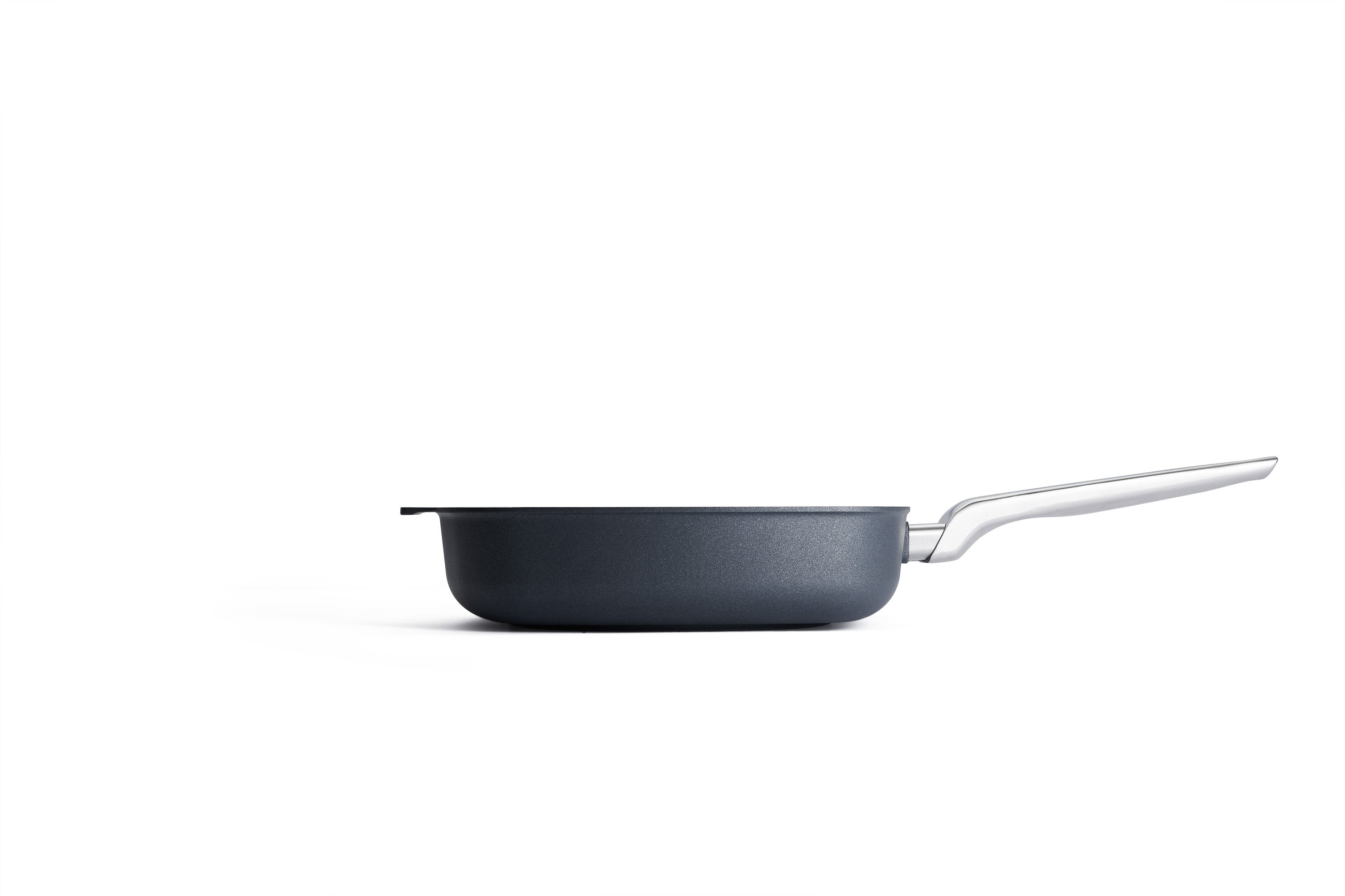 Diamond Lite Pro Gusspfannen, viereckig Seitenansicht | 26x26cm | Alle Herdarten inkl. Induktion