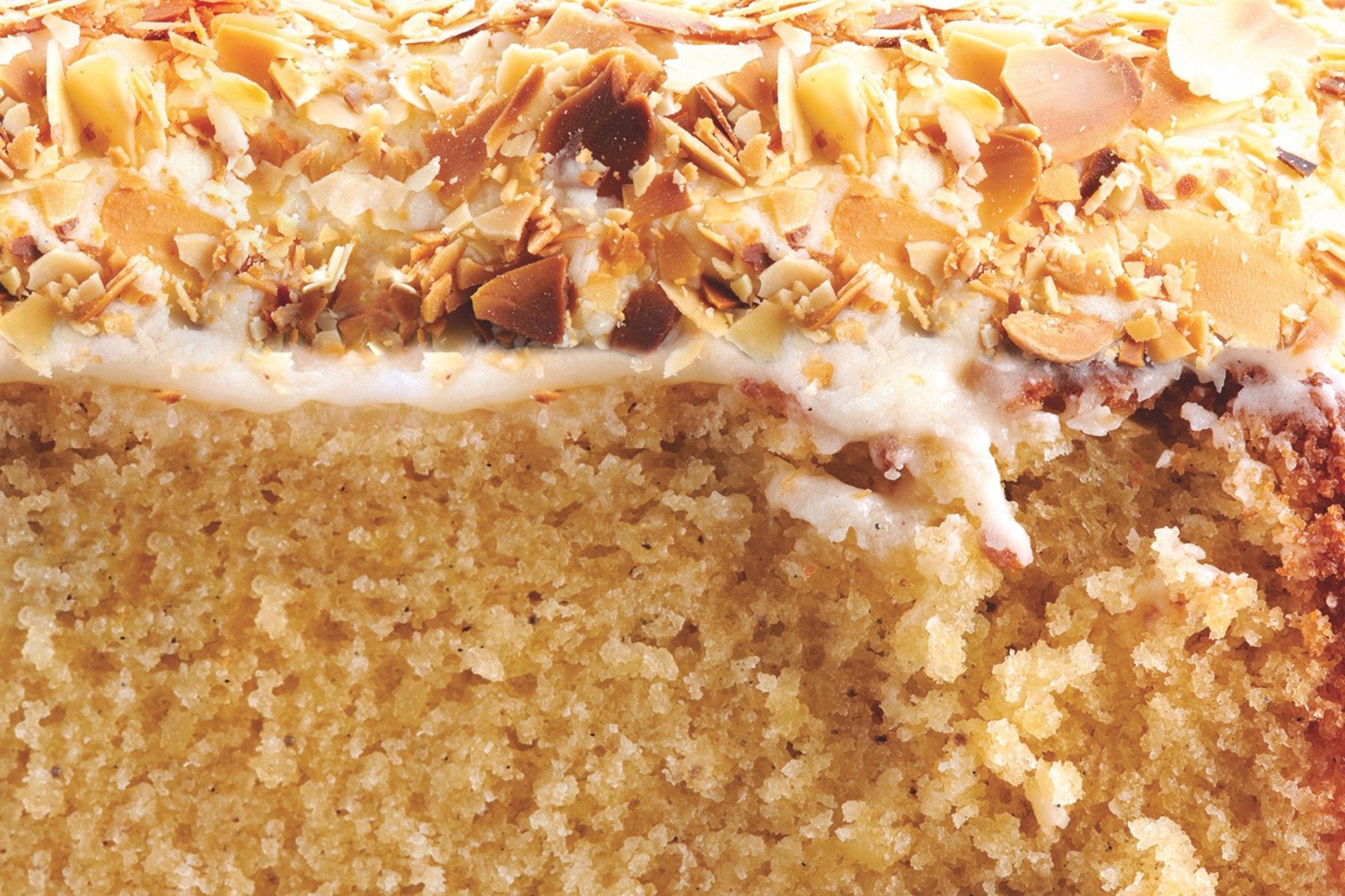 Im Querschnitt sieht man einen Weisse-Schokolade-Kuchen.
