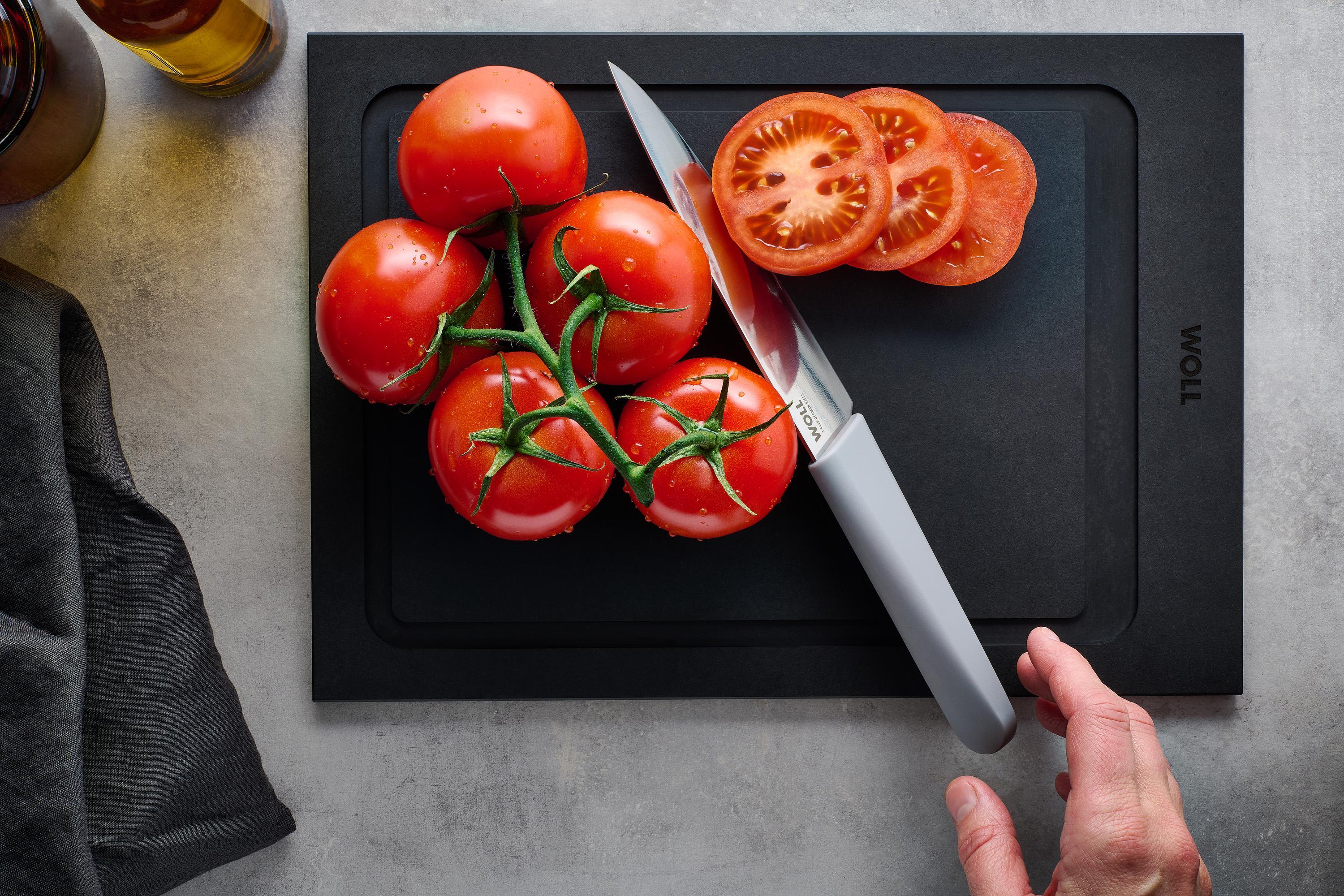 Cutting Edge Kochmesser Kompakt Mit dem Cutting Edge Messer werden Cherrytomaten auf einem Cut & Serve Schneidebrett halbiert.