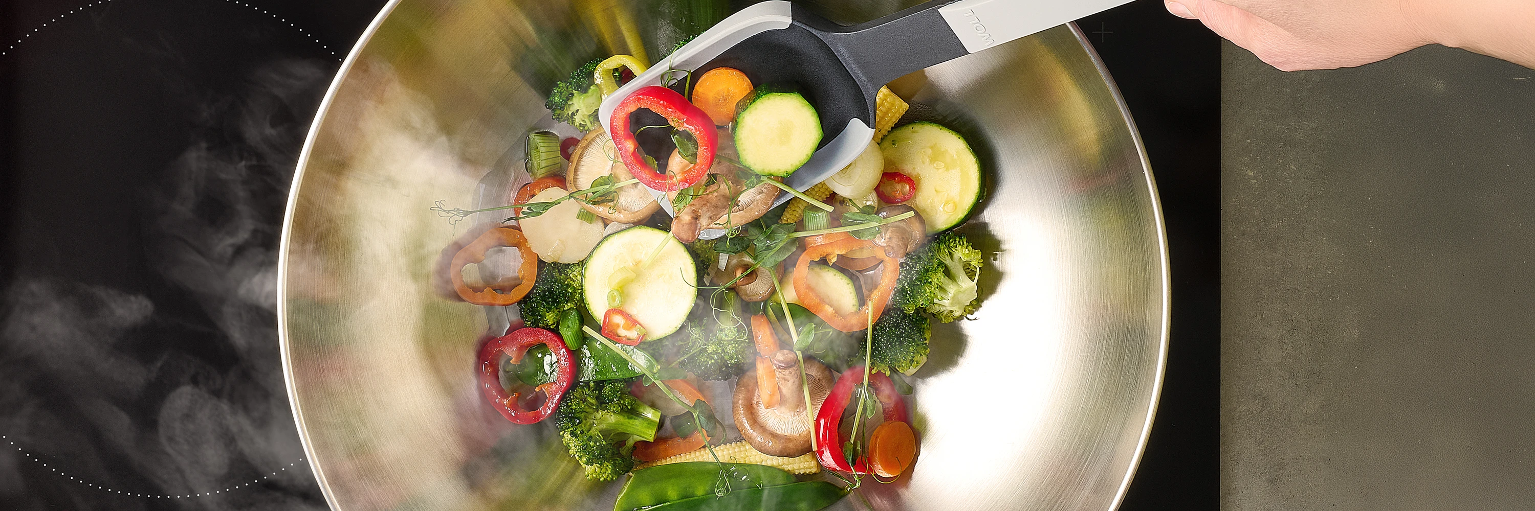 Logic-Steel-Wok, in dem Gemüse angebraten wird.