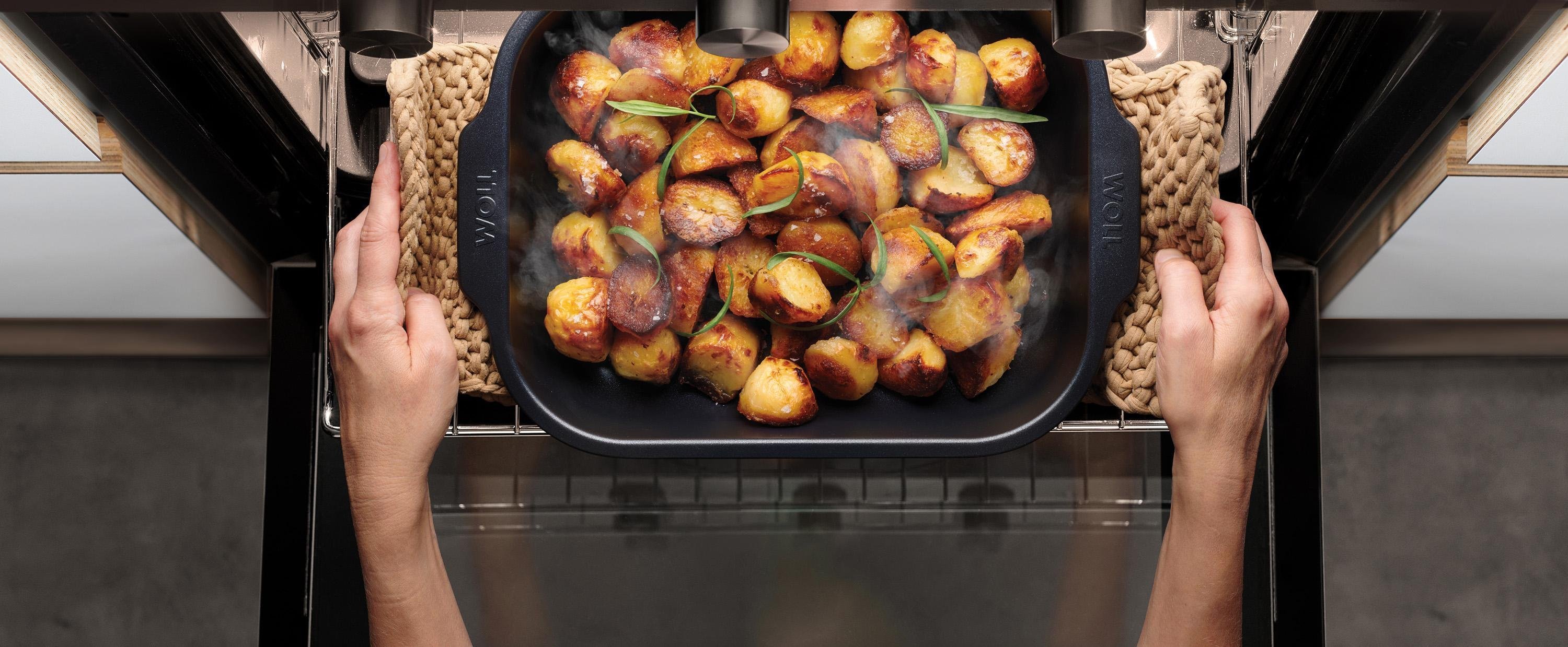 Roast it! Bratreine medium Aus dem Backofen wird eine rechteckige Roast it! Bratreine mit gerösteten Bratkartoffeln genommen.