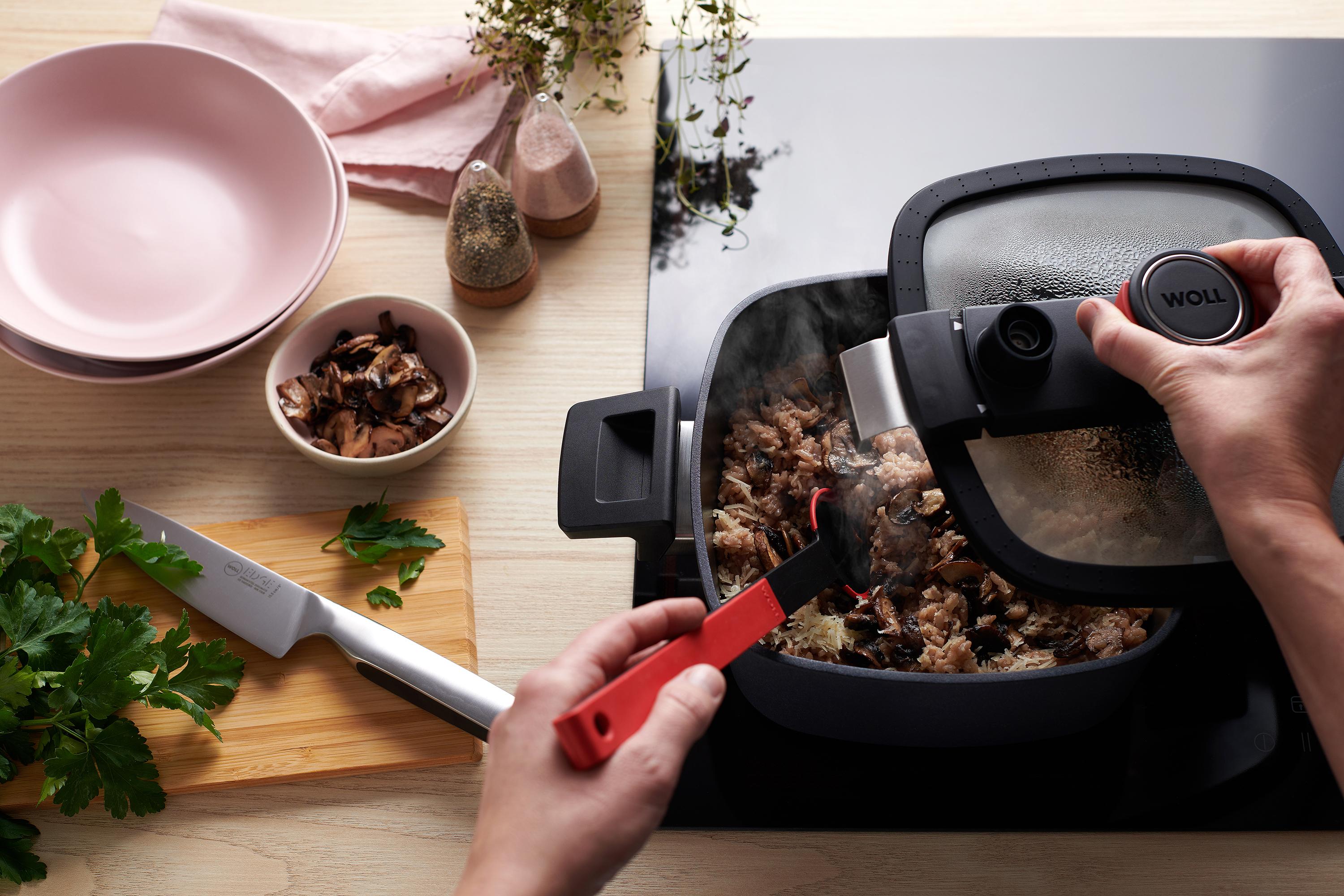 Edge Kochmesser Compact In einem viereckigen Active Lite Niederdrucktopf wird ein Reisgericht zubereitet. Das Edge Kochmesser Compact liegt daneben.
