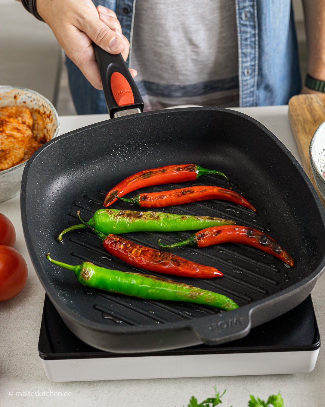 Titan Best Guss-Grillpfanne, viereckig, mit Rillen In einer viereckigen Titan Best Grillpfanne werden Peperonis angebraten.