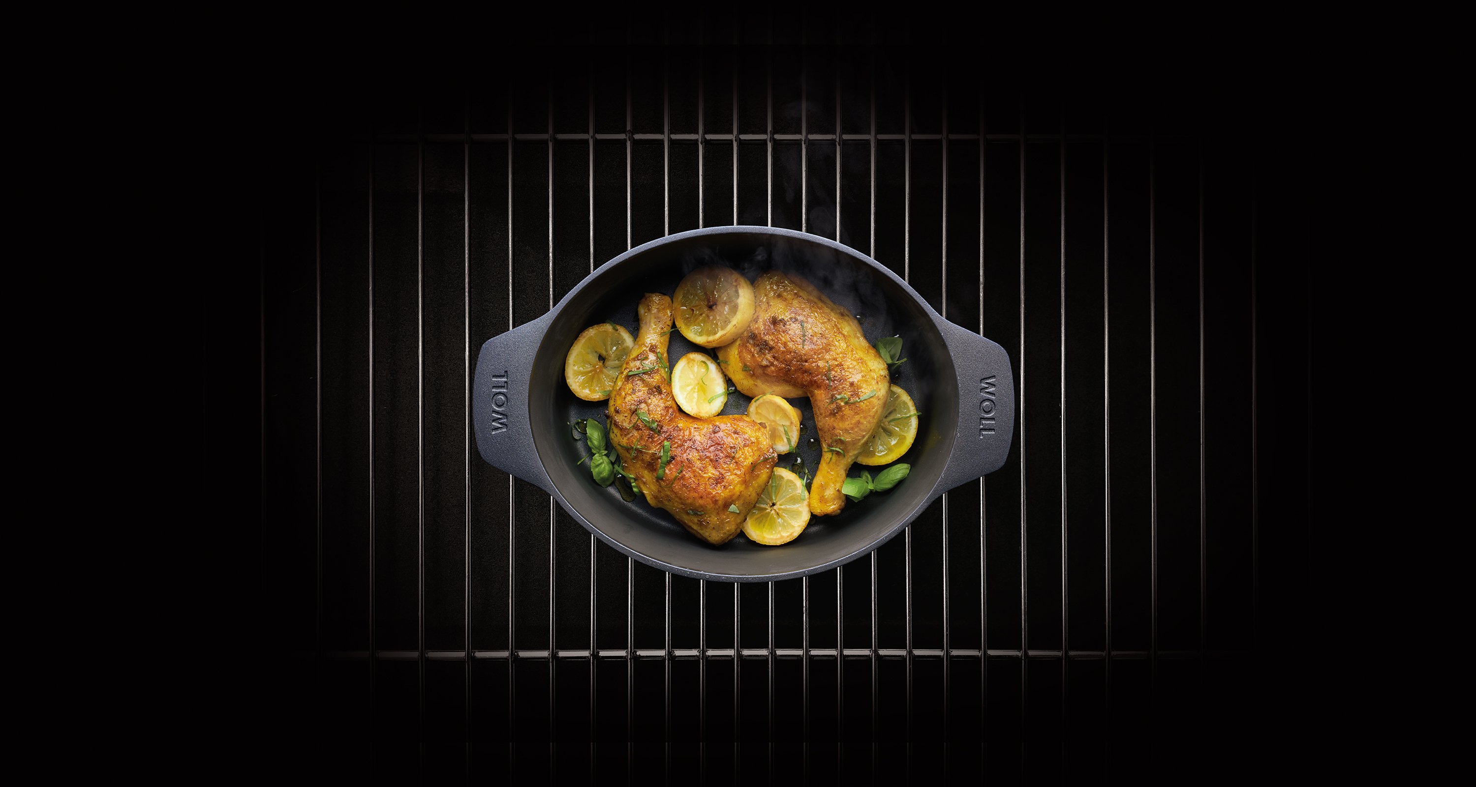 Diamond-Lite_2722_Mood Auf einem Rost steht ein Diamond Lite  Bräter mit Maishähnchenkeulen.