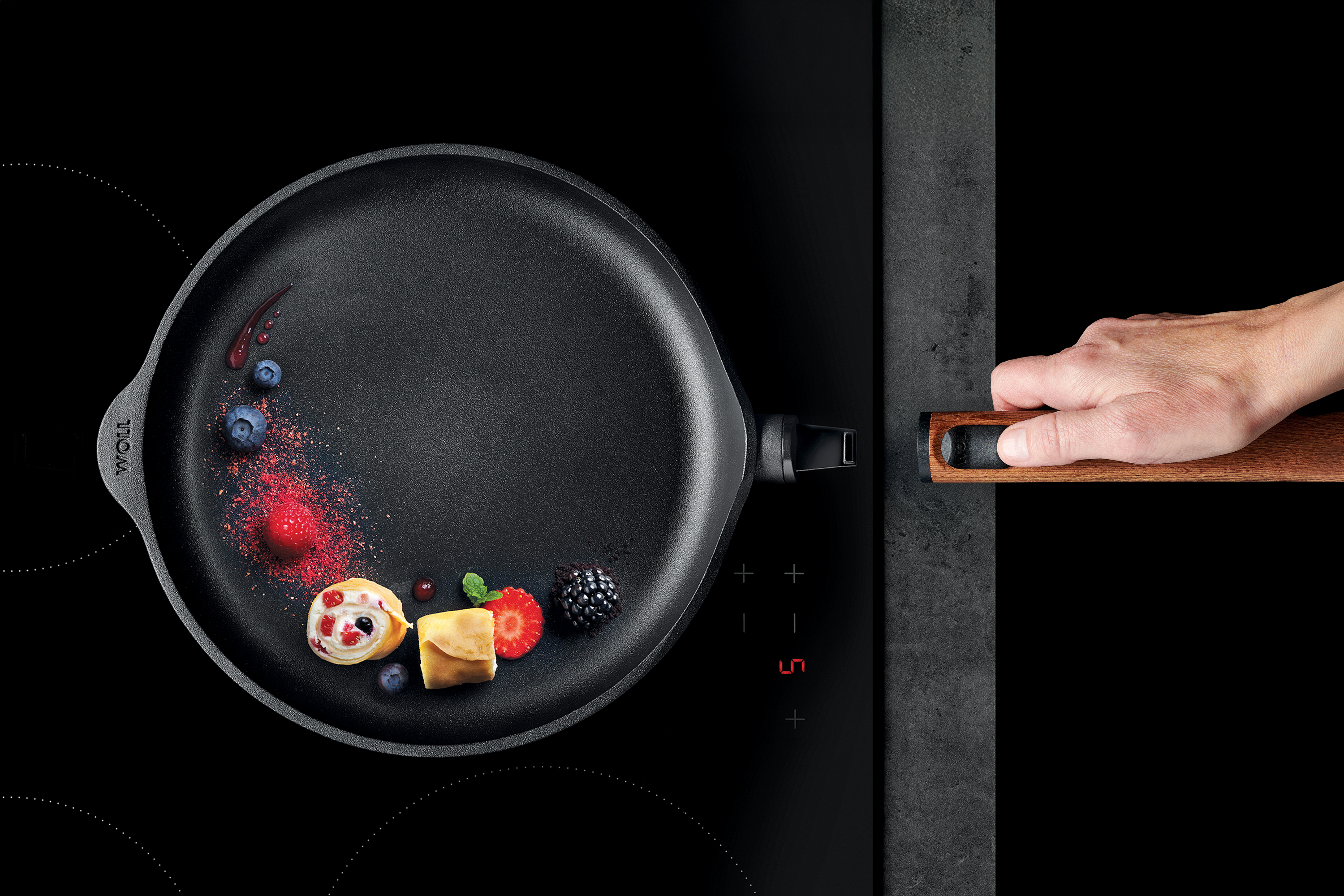 Eco Logic QXR Guss-Crêpepfanne In einer Eco Logic QXR Crêpepfanne liegen zwei gefüllte Crêperollen.
