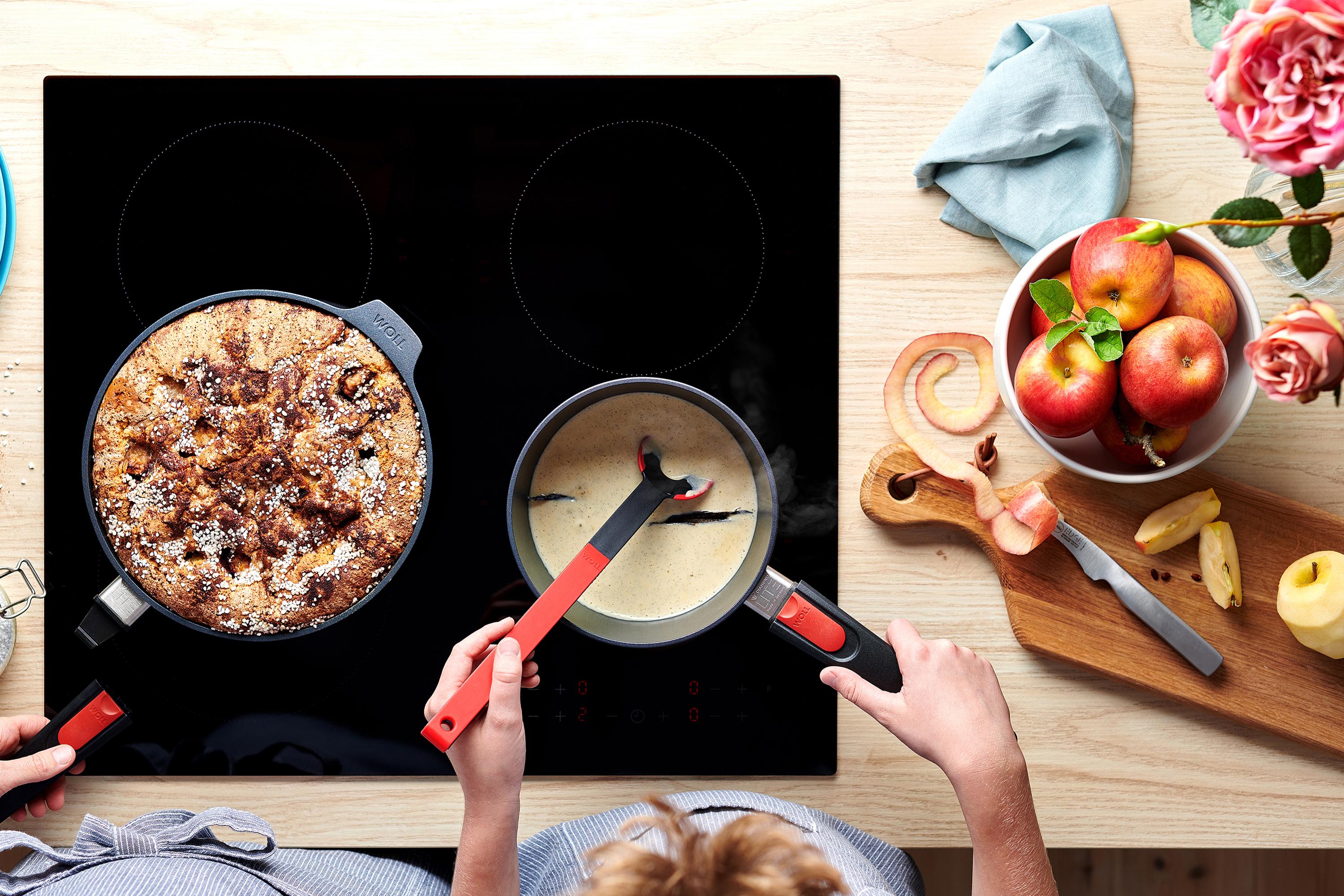 Auf dem Herd steht eine Diamond Lite Pfanne, in der Kuchen gebacken wurde. In einem Diamond Lite Stieltopf wird Vanillesauce gekocht.