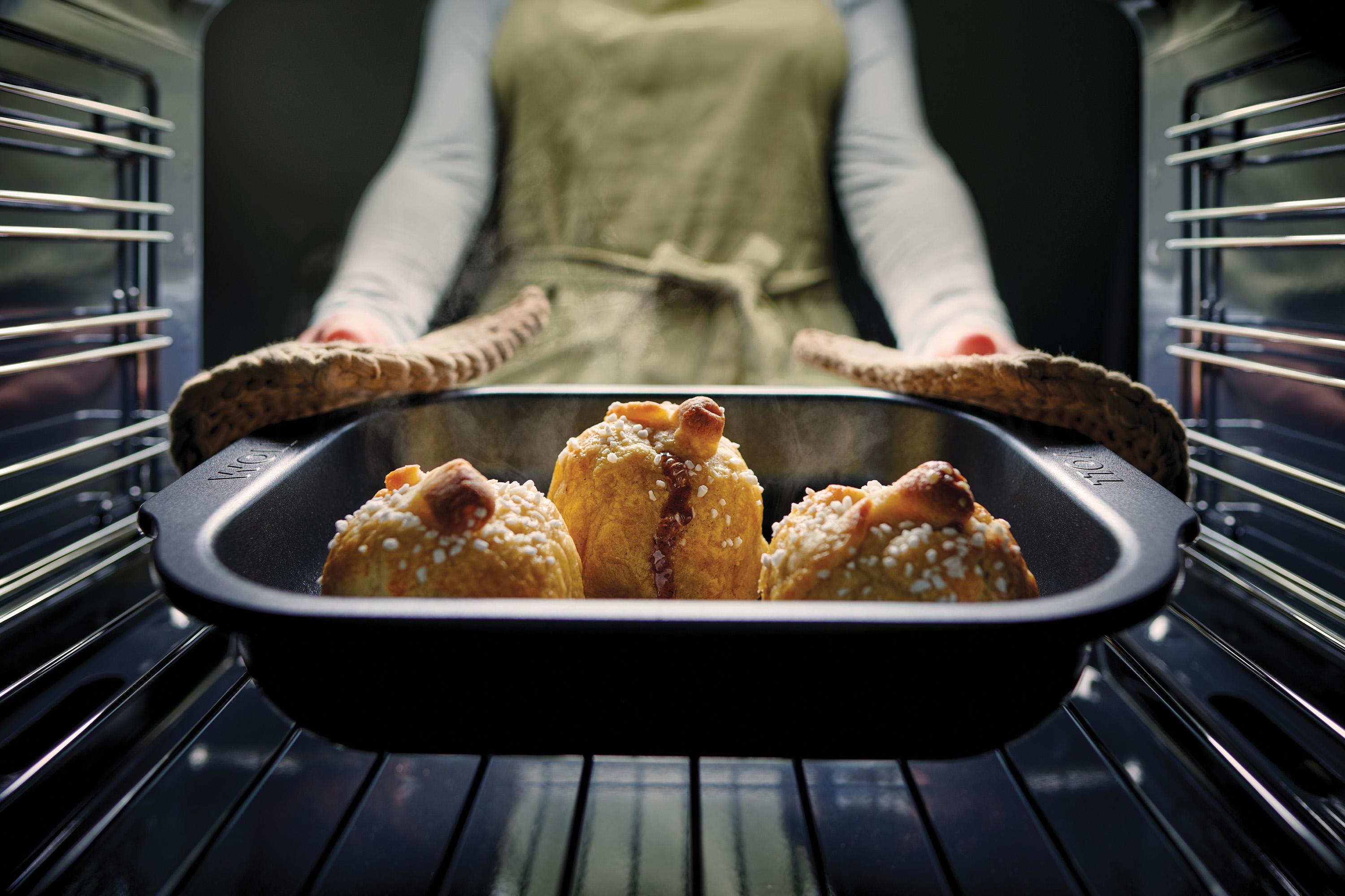 In einer reckteckigen Roast it! Bratreine wurde Gebäck im Ofen gebacken und herausgeholt.