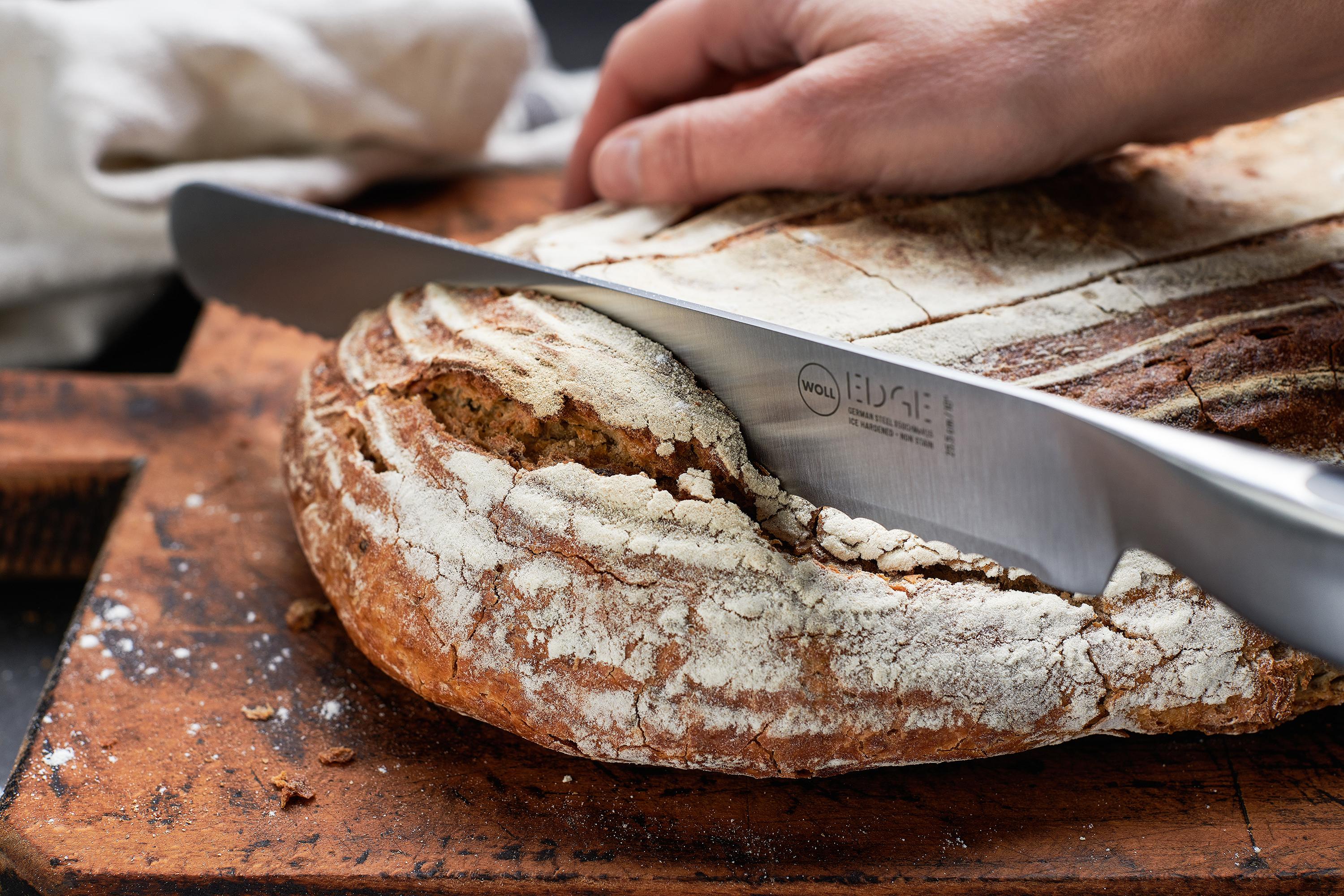 Edge Brotmesser Ein Brotlaib wird mit einem Brotmesser der Serie Edge angeschnitten.