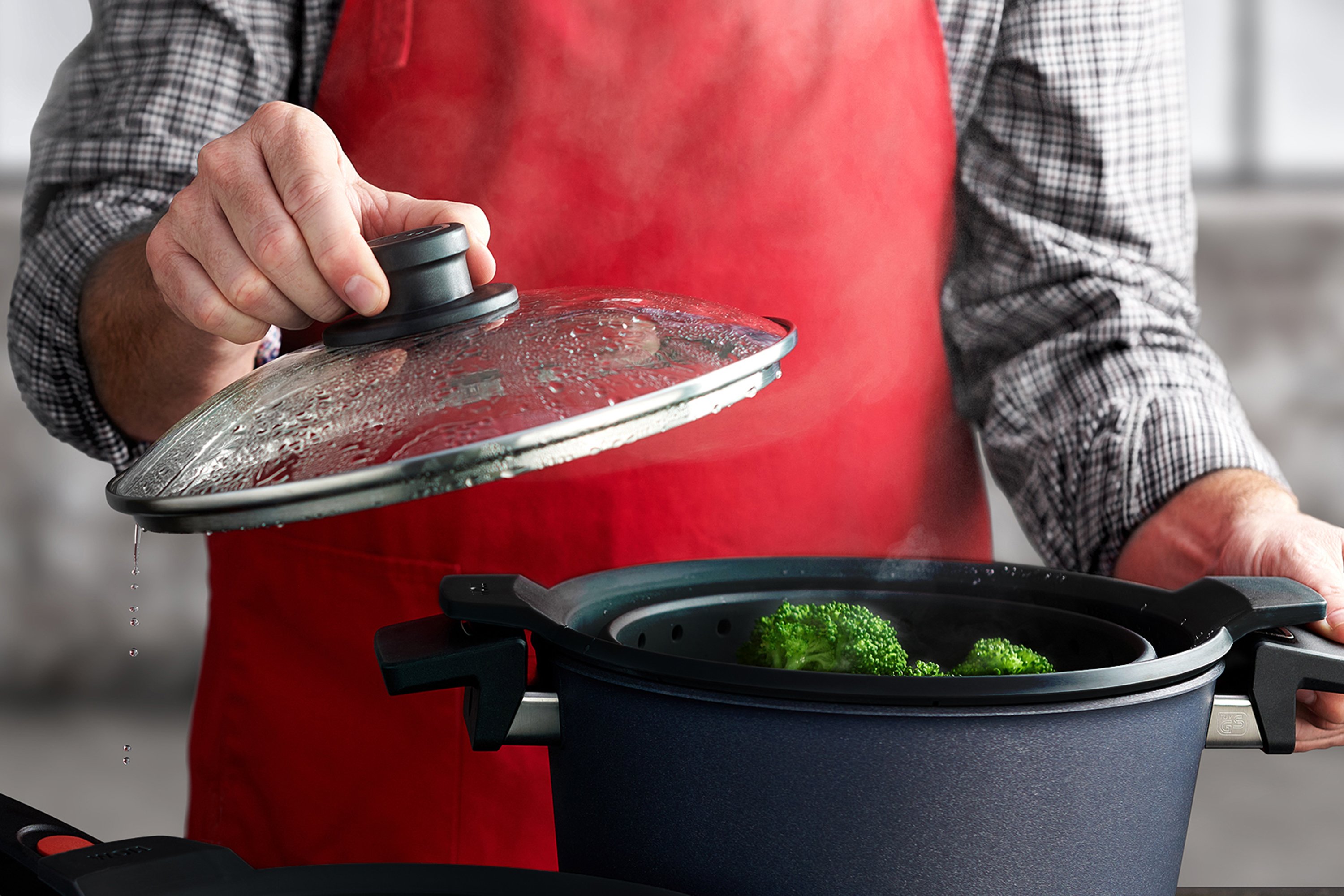 In einem Diamond Lite Topf mit eingesetztem multifunktionalem Silikoneinsatz der Serie Steam it wird Brokkoli schonend gedämpft. 