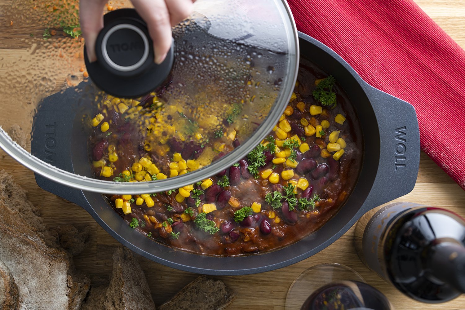 Chili_sin_Carne_1500x1000_RGB In einem Diamond Lite Gussbräter wird Chili Sin Carne zubereitet, der Glasdeckel wurde abgenommen.