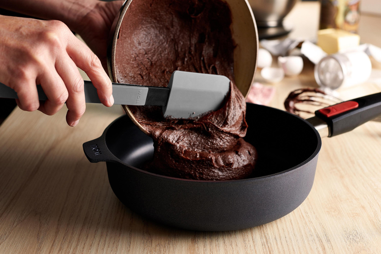 Cook it Teigschaber Der Kuchenteig wird mit einem grauen Cook-it-Teigschaber aus der Schüssel direkt in die Diamond Lite Hochrandpfanne gegeben.