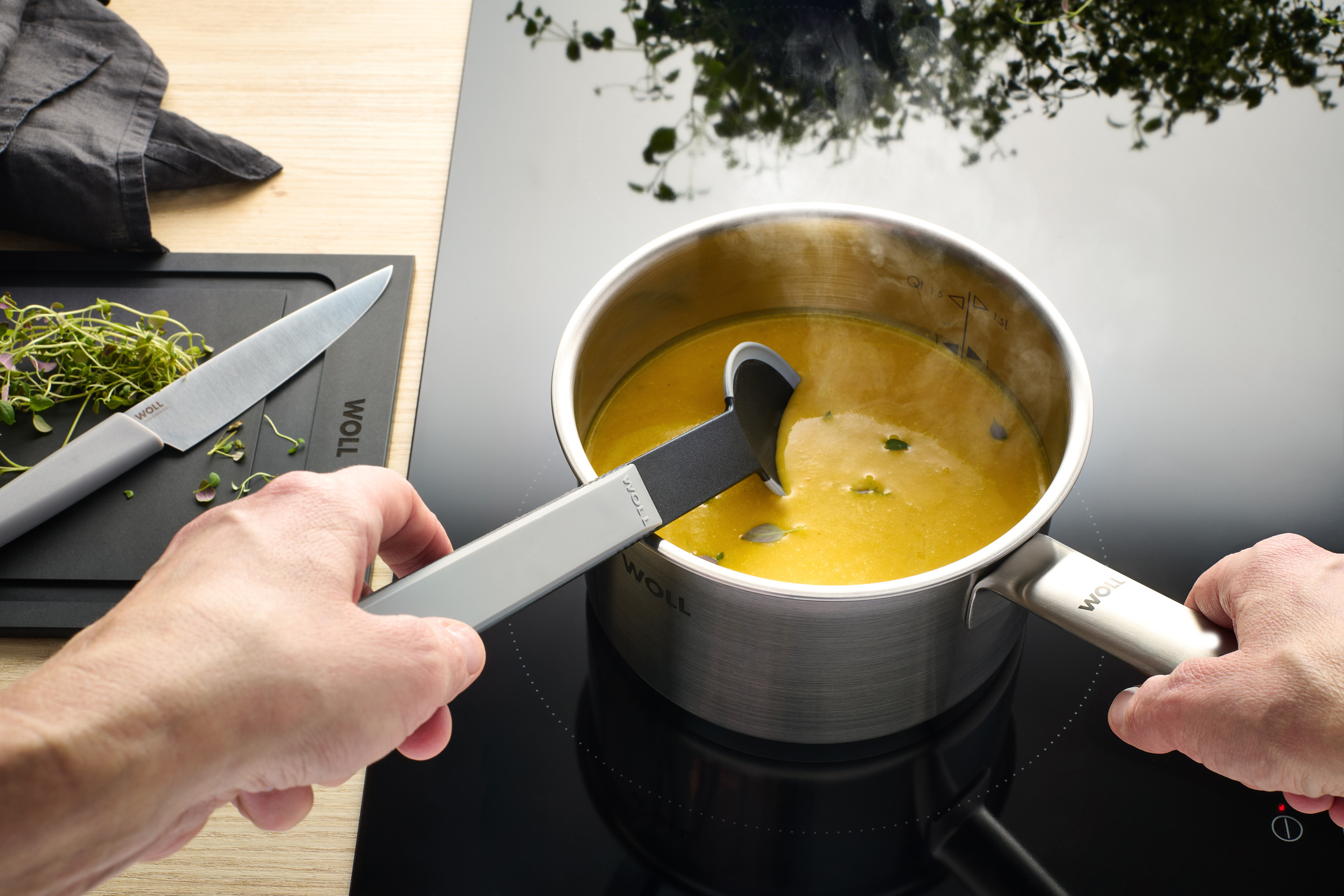 Steel Topf-Set, 7-tlg. Auf dem Herd steht ein Steel Stieltopf in der Suppe mit einem Cock it Kochlöffel umgerührt wird.