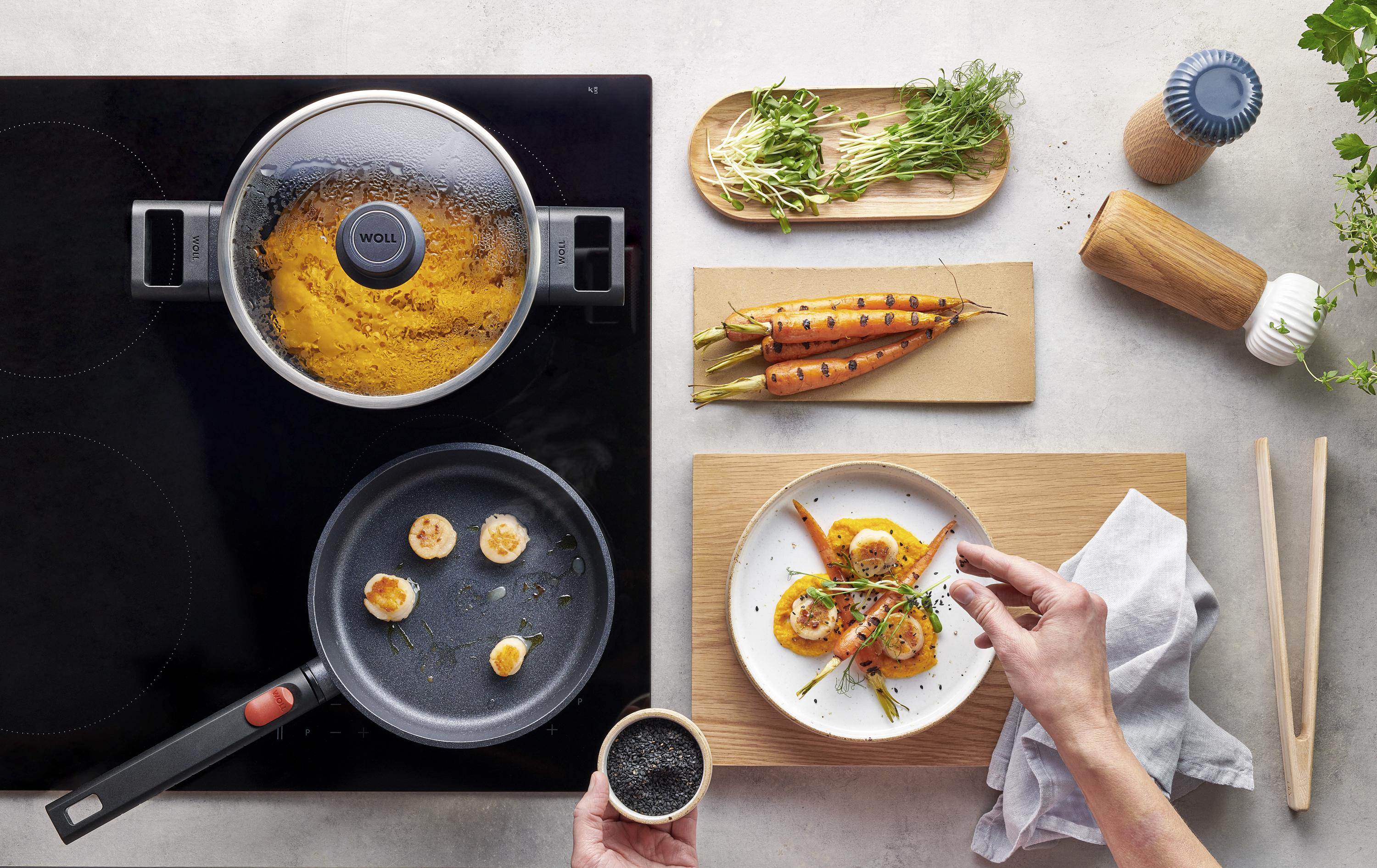 In einer runden Eco Logic QXR Pfanne wurden Jakobsmuscheln angebraten und auf einem Teller platziert.