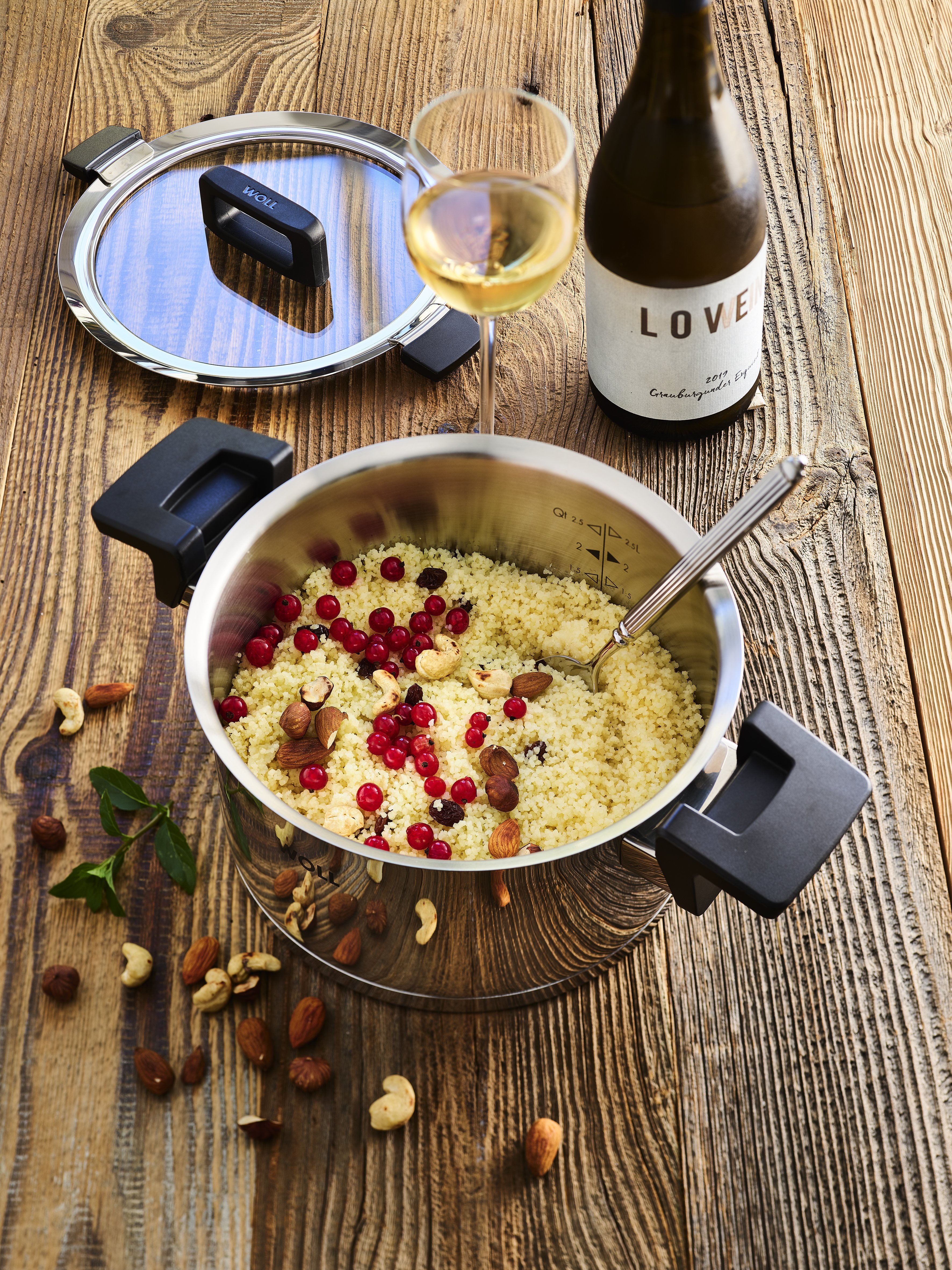 In einem runden Concept-Topf befindet sich süßer Couscous mit Nüssen und Johannisbeeren.  