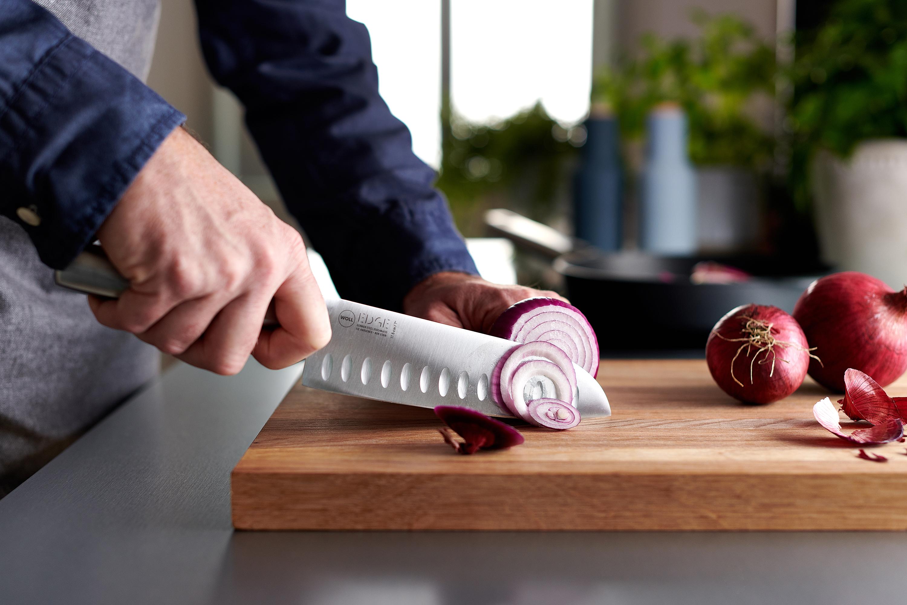 Mit dem Edge Santokumesser werden Zwiebeln in dünne Scheiben geschnitten.