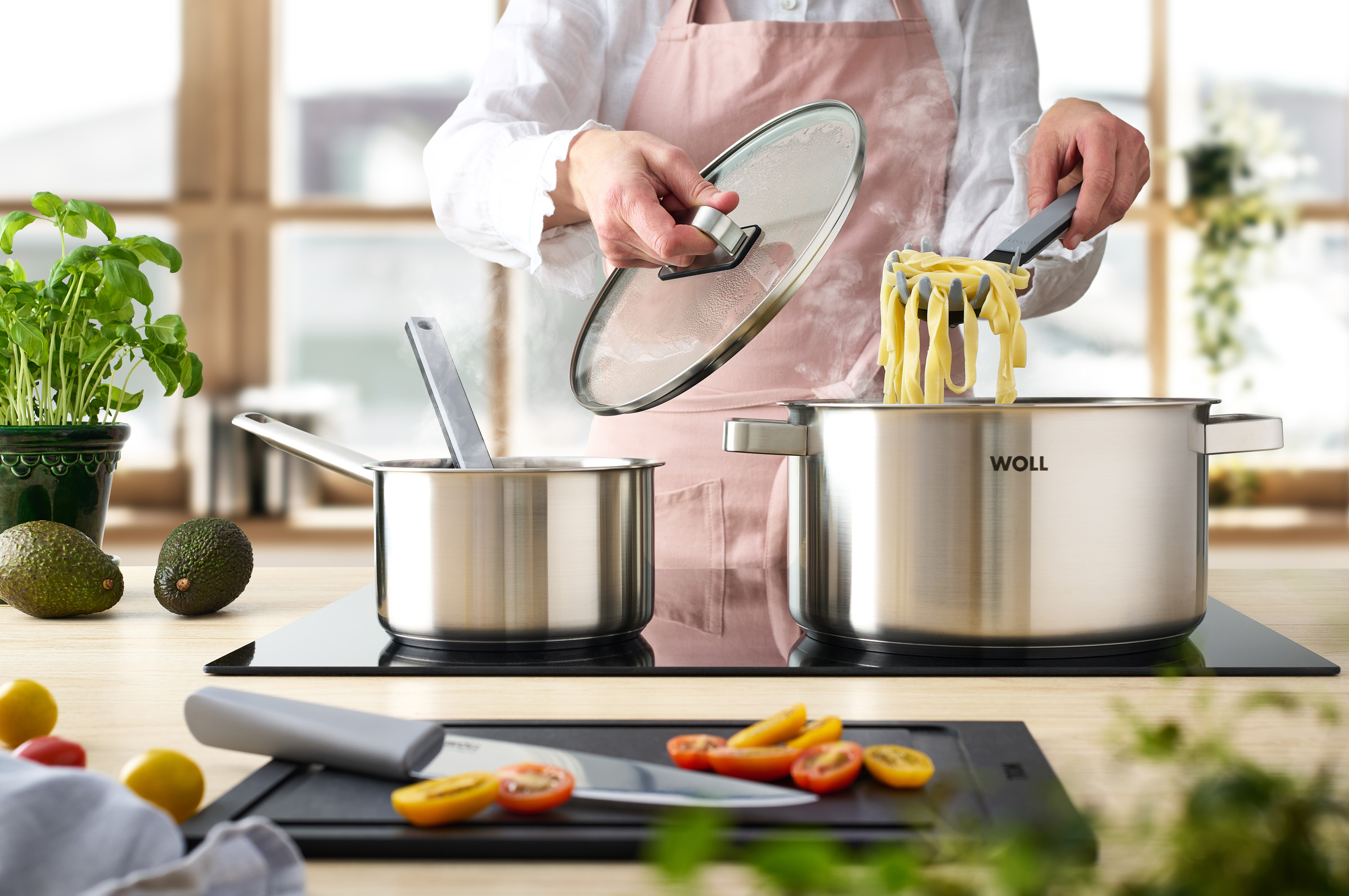 Cook it Pastalöffel Mit einem Cock it Pastalöffel werden Nudeln aus dem Steel-Topf entnommen. Daneben steht ein Steel Stieltopf.