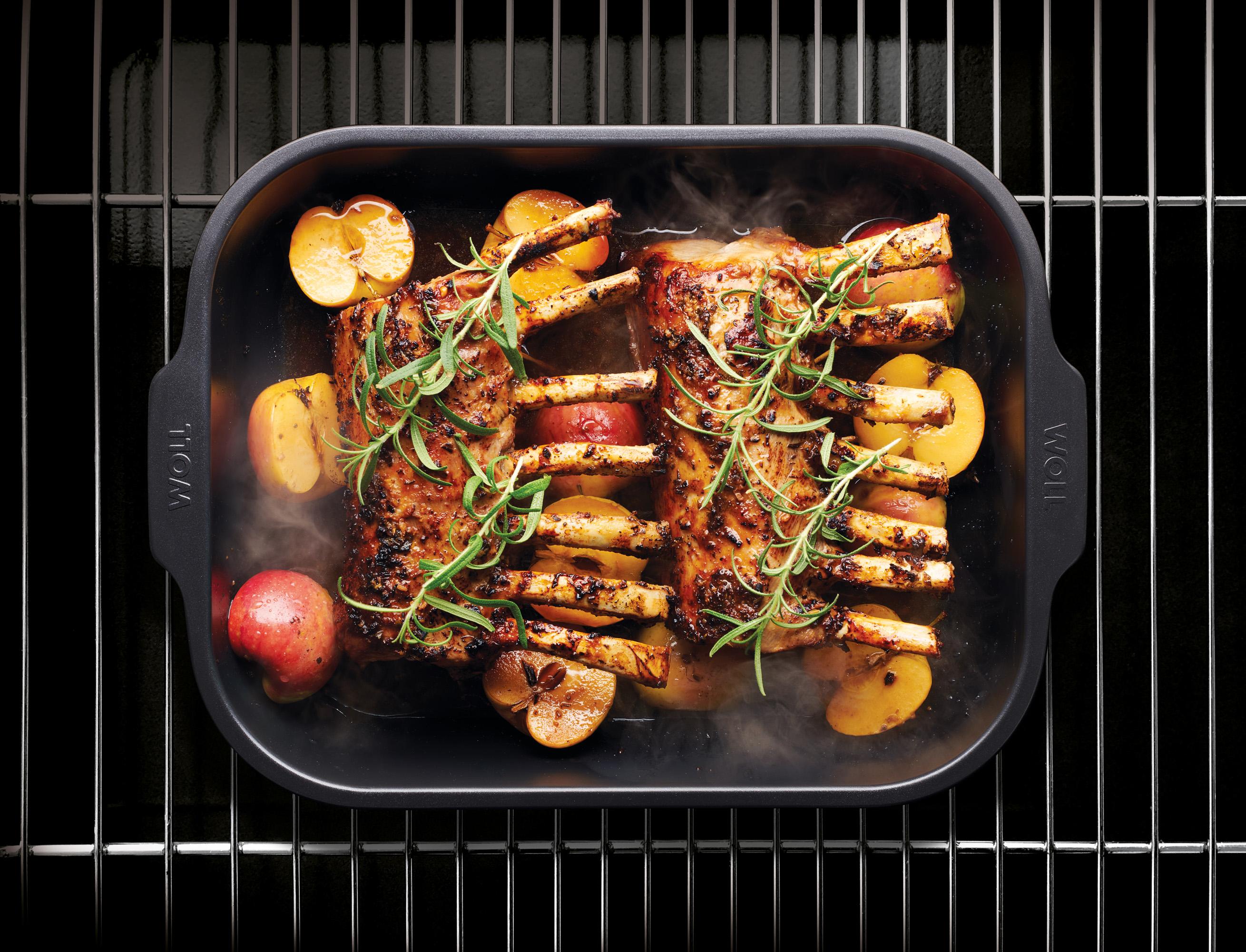 Auf dem Grill steht eine viereckige Roast it! Bratreine, in der sich angeröstetes Fleisch befindet. 