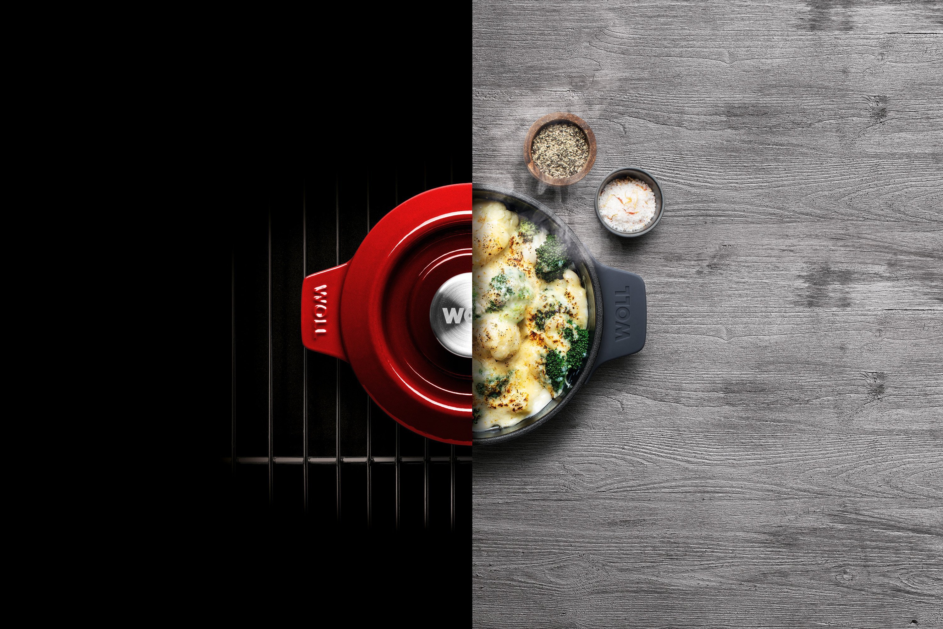 Der runde, rote Iron Topf wird mit Deckel im Ofen verwendet und anschließend direkt mit den überbackenen Klößen auf den Tisch gestellt.