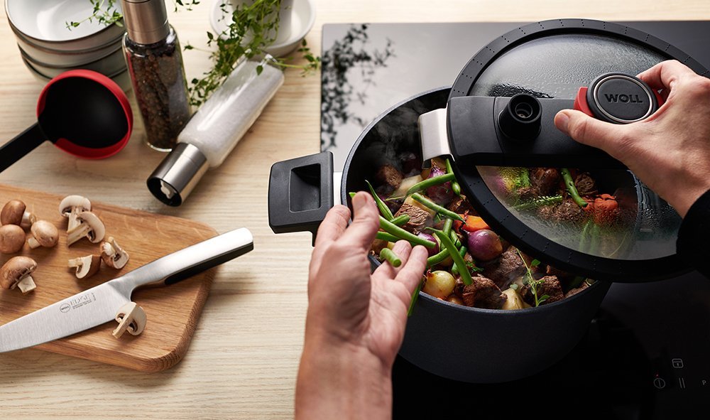 In einem runden Diamond Active Lite Niederdrucktopf wird Rindergulasch zubereitet. Der Deckel wurde abgenommen, um weitere Zutaten hinzuzufügen.  