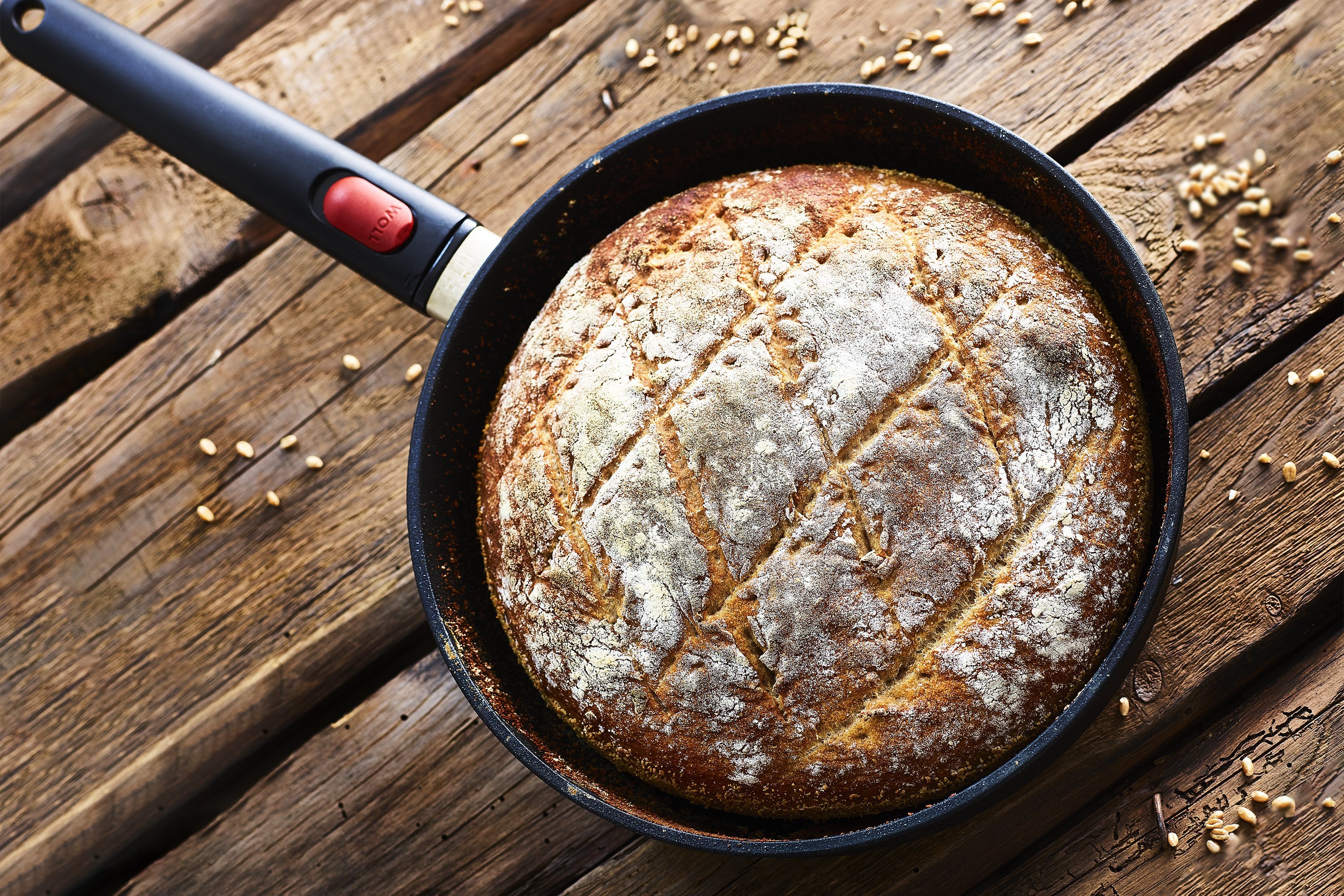 In einer runden Eco Lite QXR Pfanne mit abnehmbarem Stiel befindet sich ein frisch gebackenes Pfannenbrot.