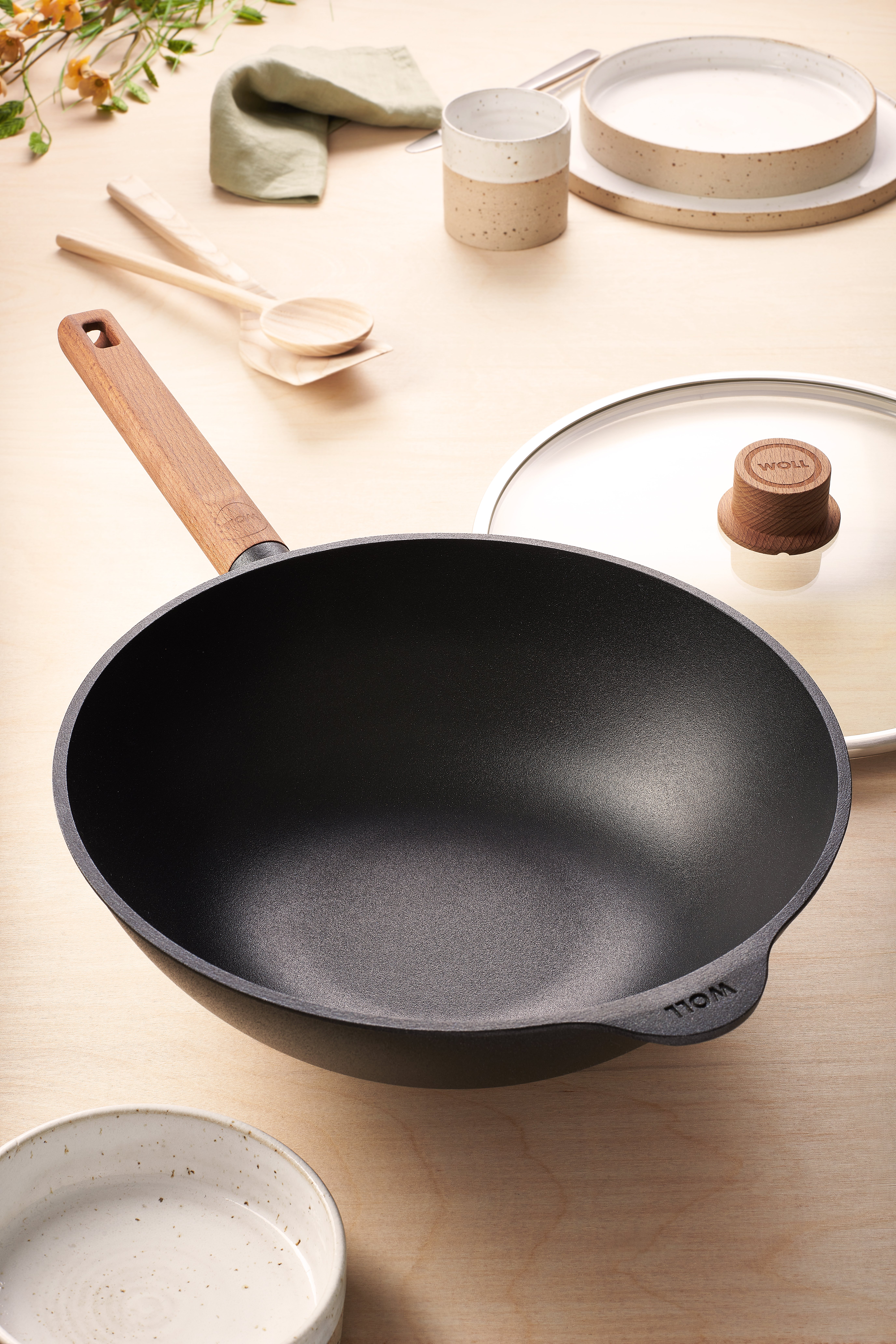 Auf dem Tisch steht eine runde Eco Logic QXR Wok.