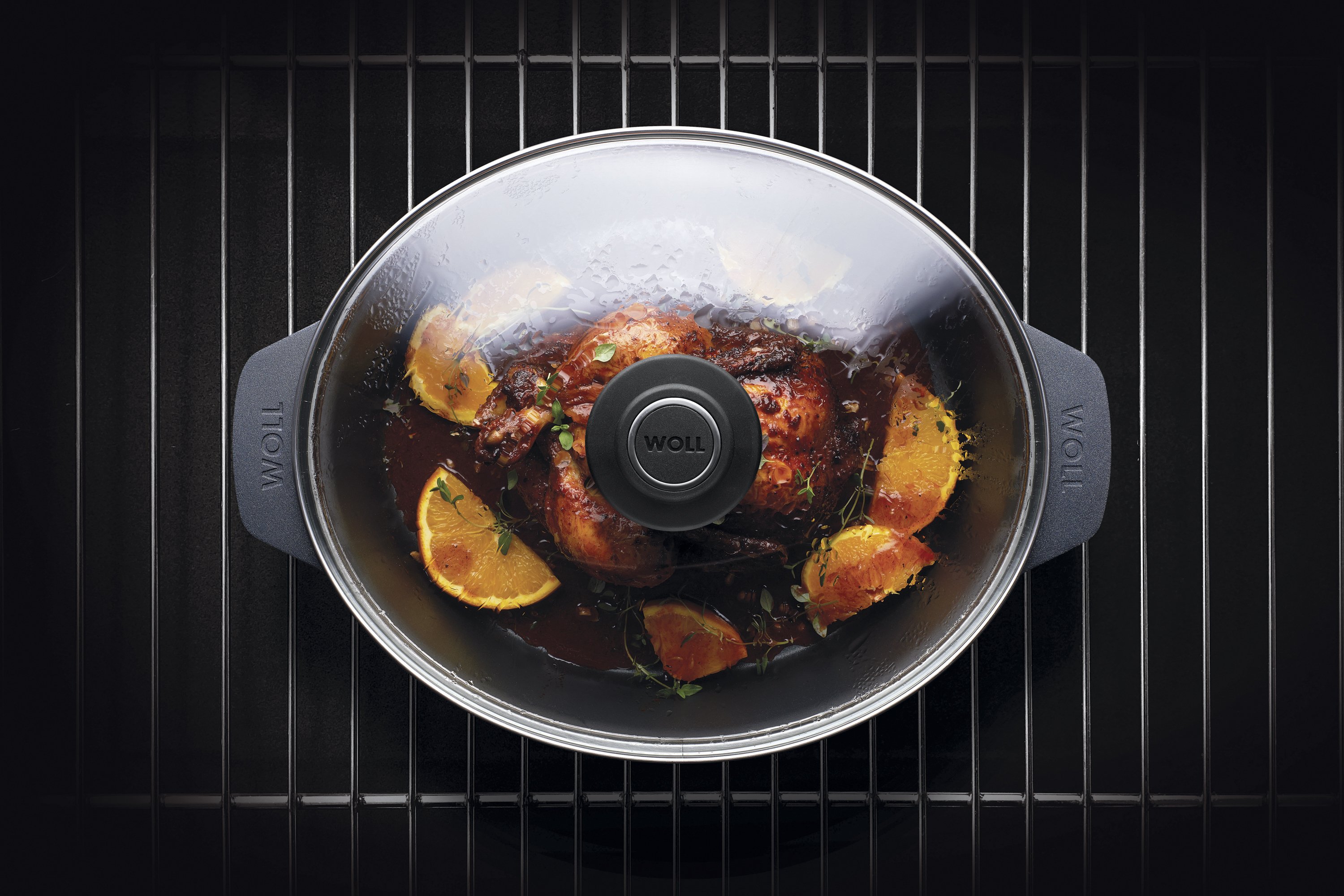 Auf dem Ofenrost steht ein Diamond-Lite-Bräter mit Geflügel. Am Glasdeckel hat sich Kondenswasser gebildet.