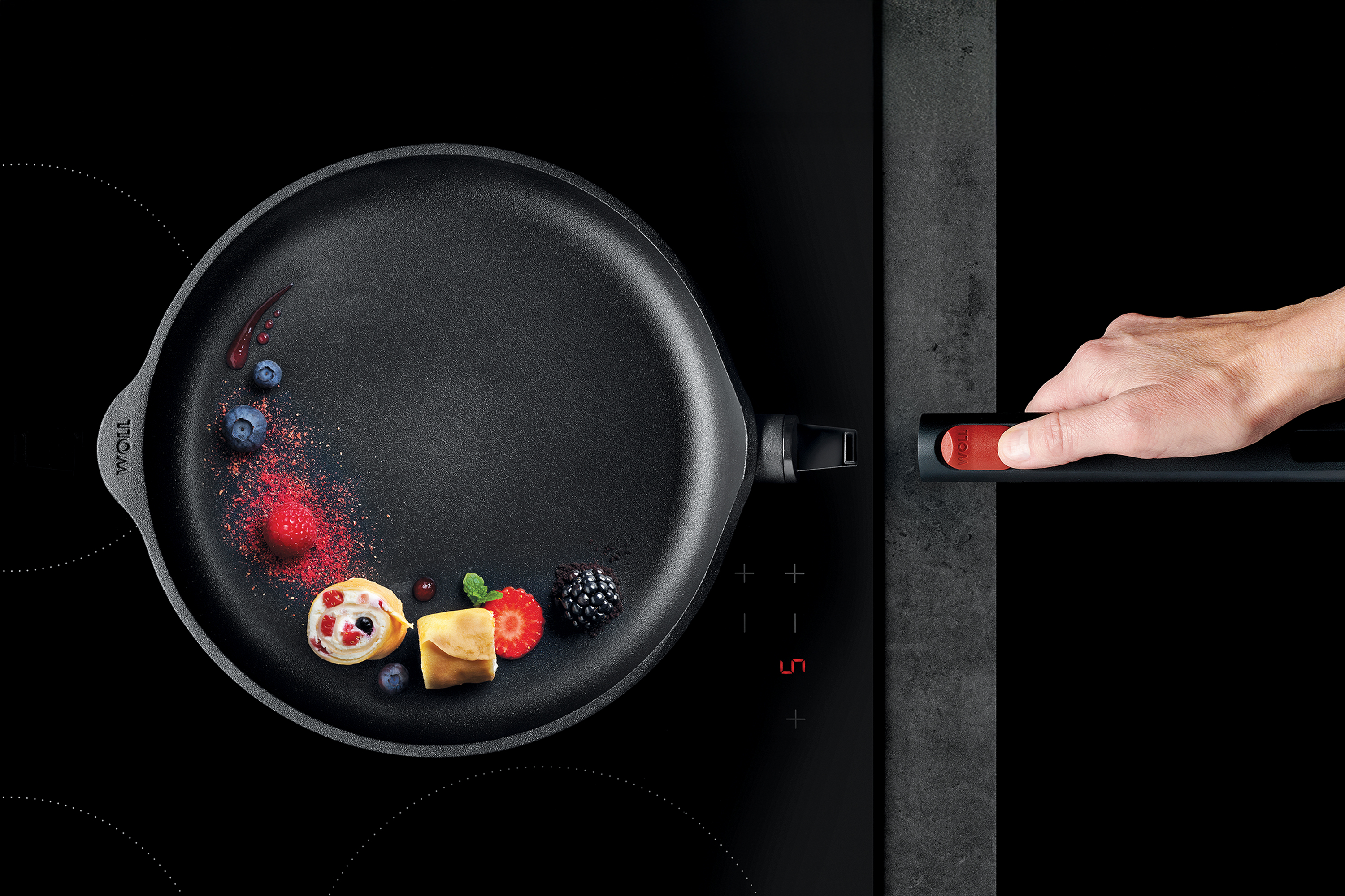 Eco Logic QXR Guss-Crêpepfanne In einer Eco Logic QXR Crêpepfanne liegen zwei gefüllte Crêperollen.