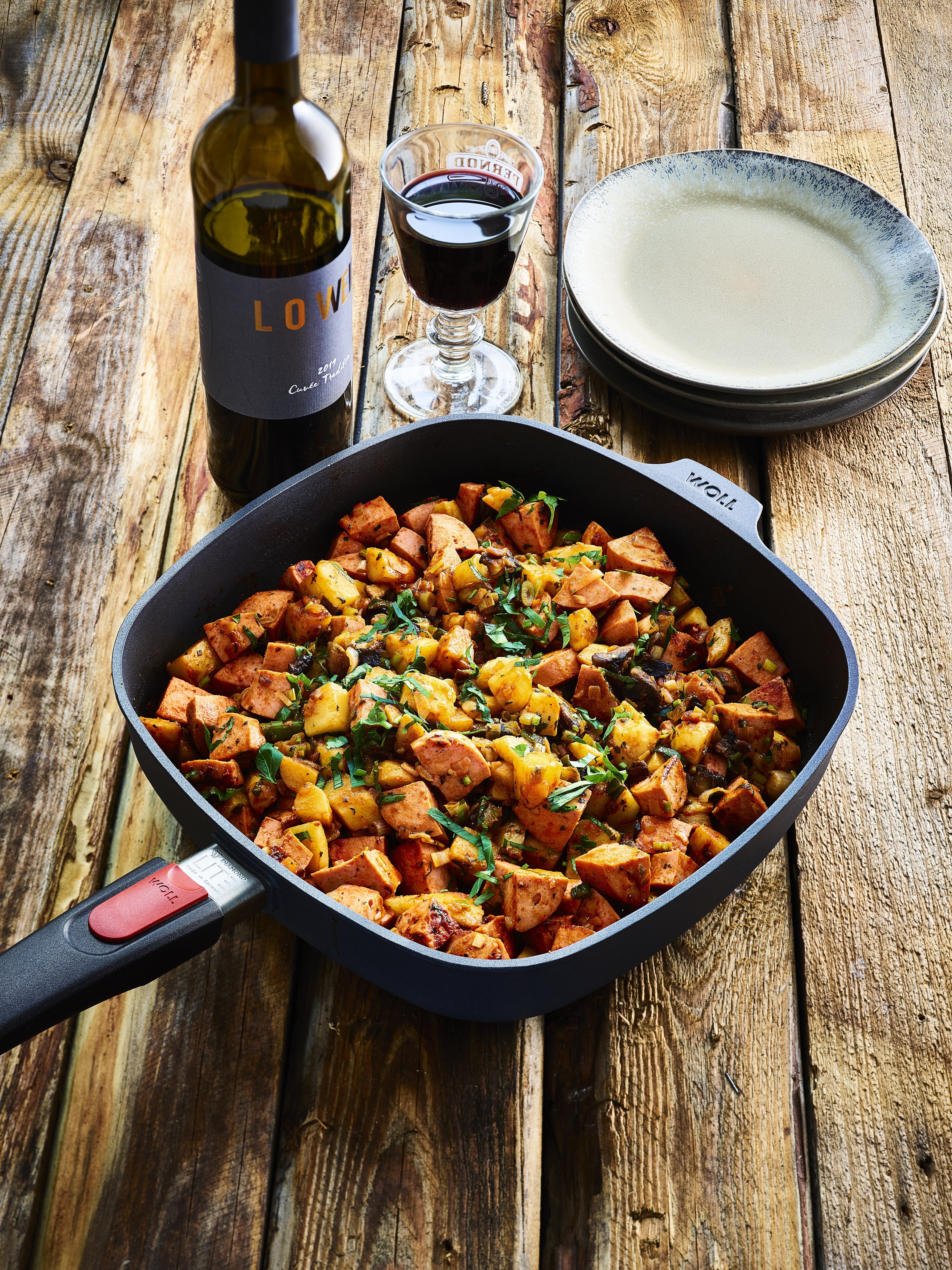 Ein Lyoner Gulasch wurde in einer viereckigen Diamond-Lite-Pfanne zubereitet.