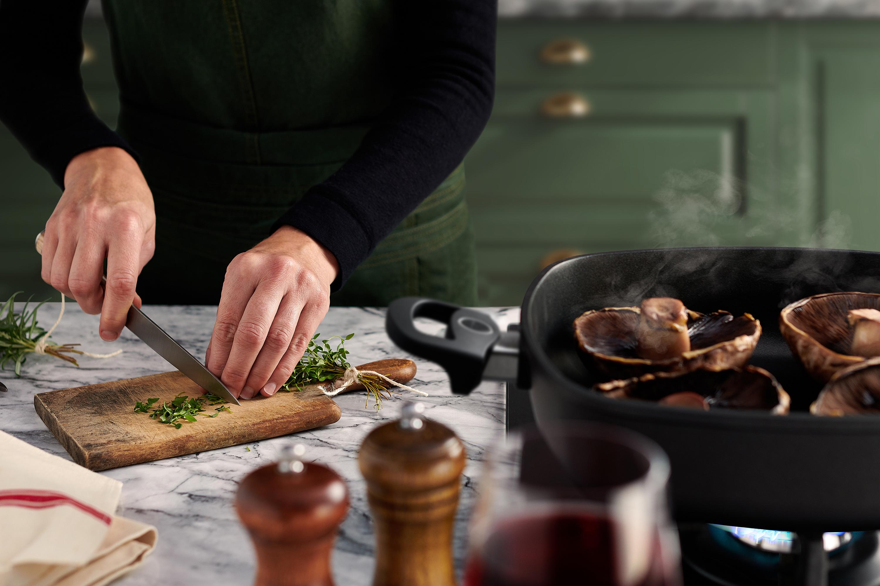 In einer viereckigen Titan Best Pfanne werden Pilze angebraten. 