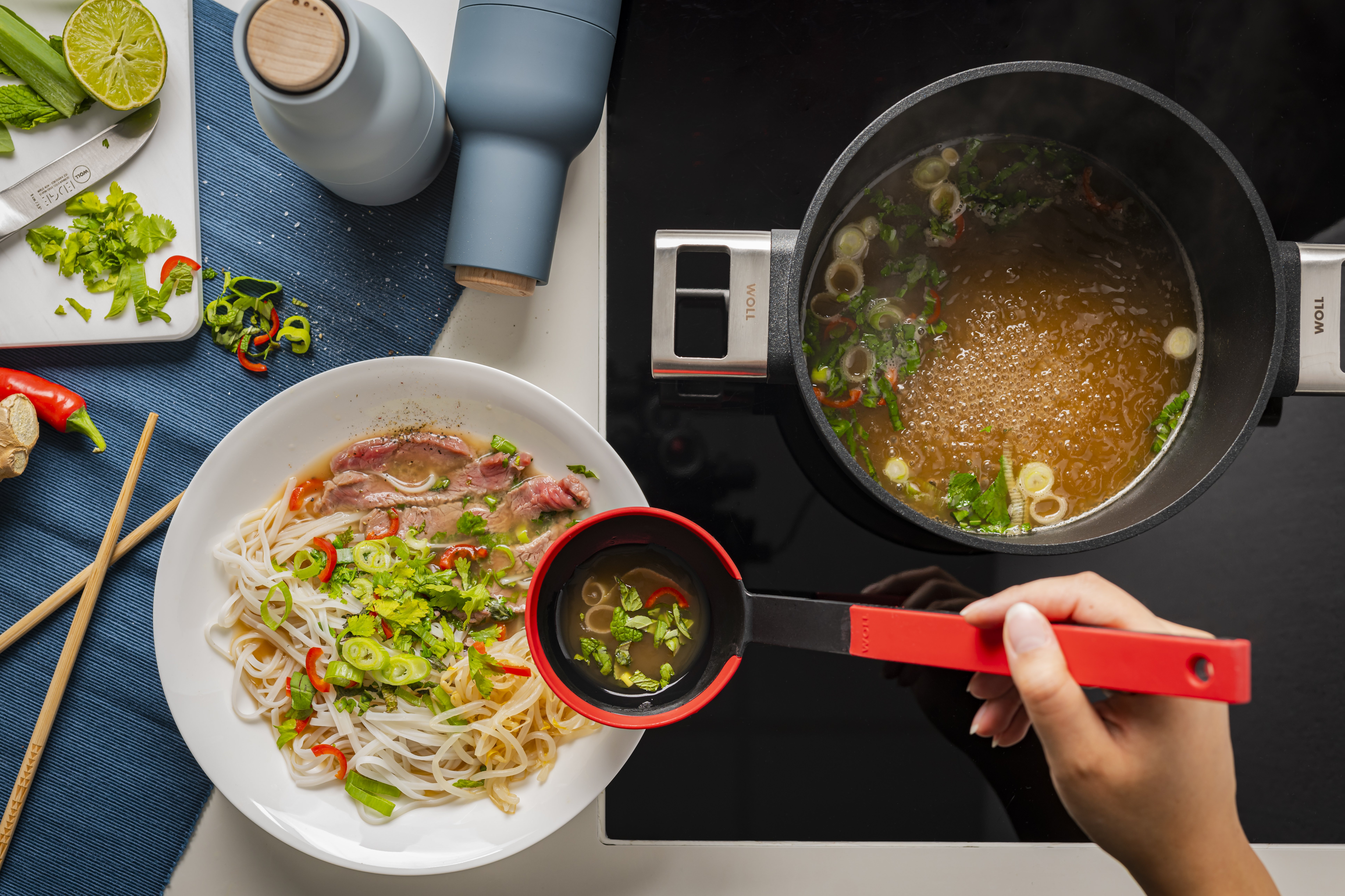 Auf dem Grill steht eine runde, gefüllte Logic XR Pfanne mit abgenommenem Stiel. 