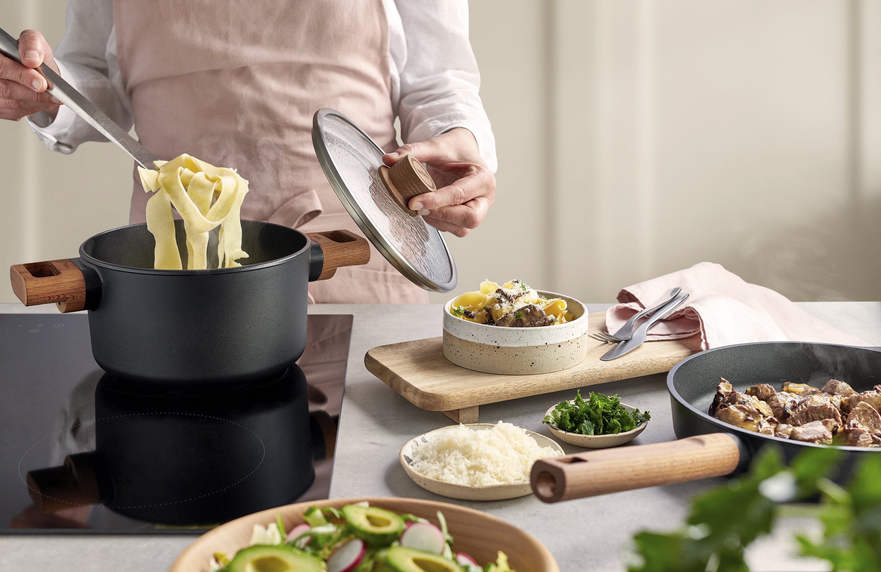 In einem Eco Logic QXR Topf wurden Nudeln gekocht und entnommen. Daneben steht ein angerichteter Teller.  