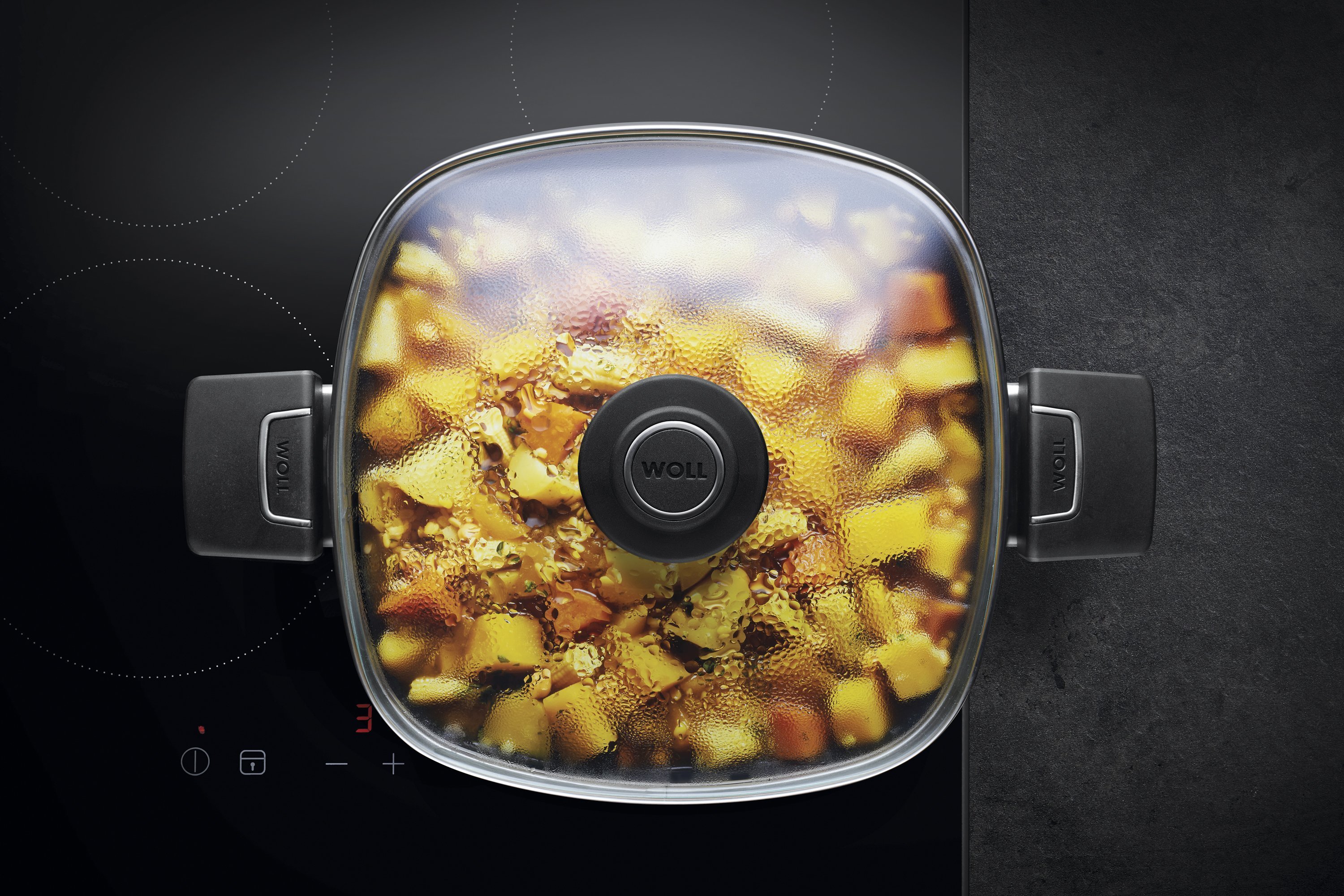 Auf dem Herd steht eine viereckige Diamond Lite Kasserolle, in der sich ein dampfendes Gericht befindet. Am Glasdeckel hat sich Kondenswasser gebildet.