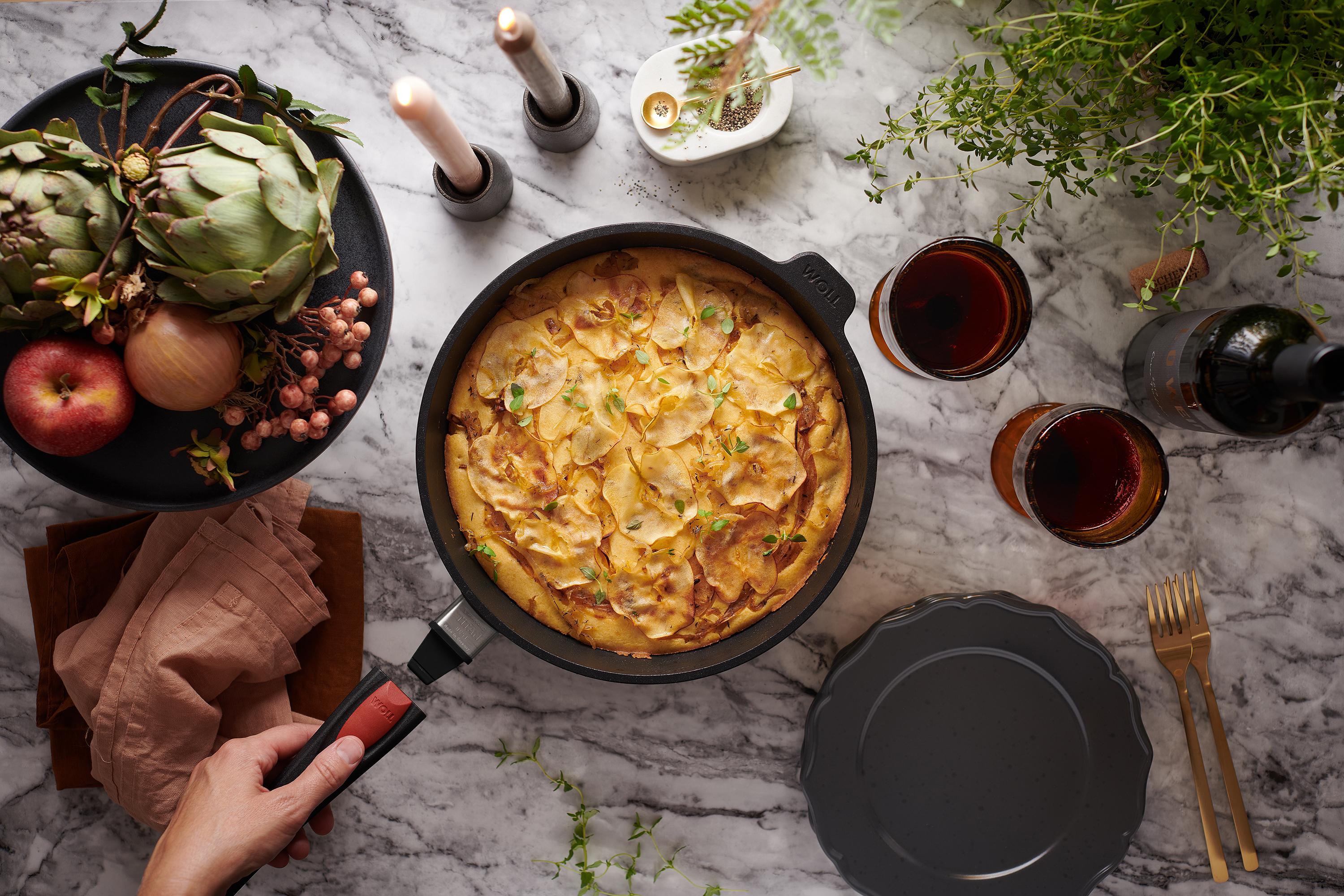 In einer runden Titan Best Pfanne mit abgenommenem Stiel befindet sich ein gebackener Apfelkuchen.