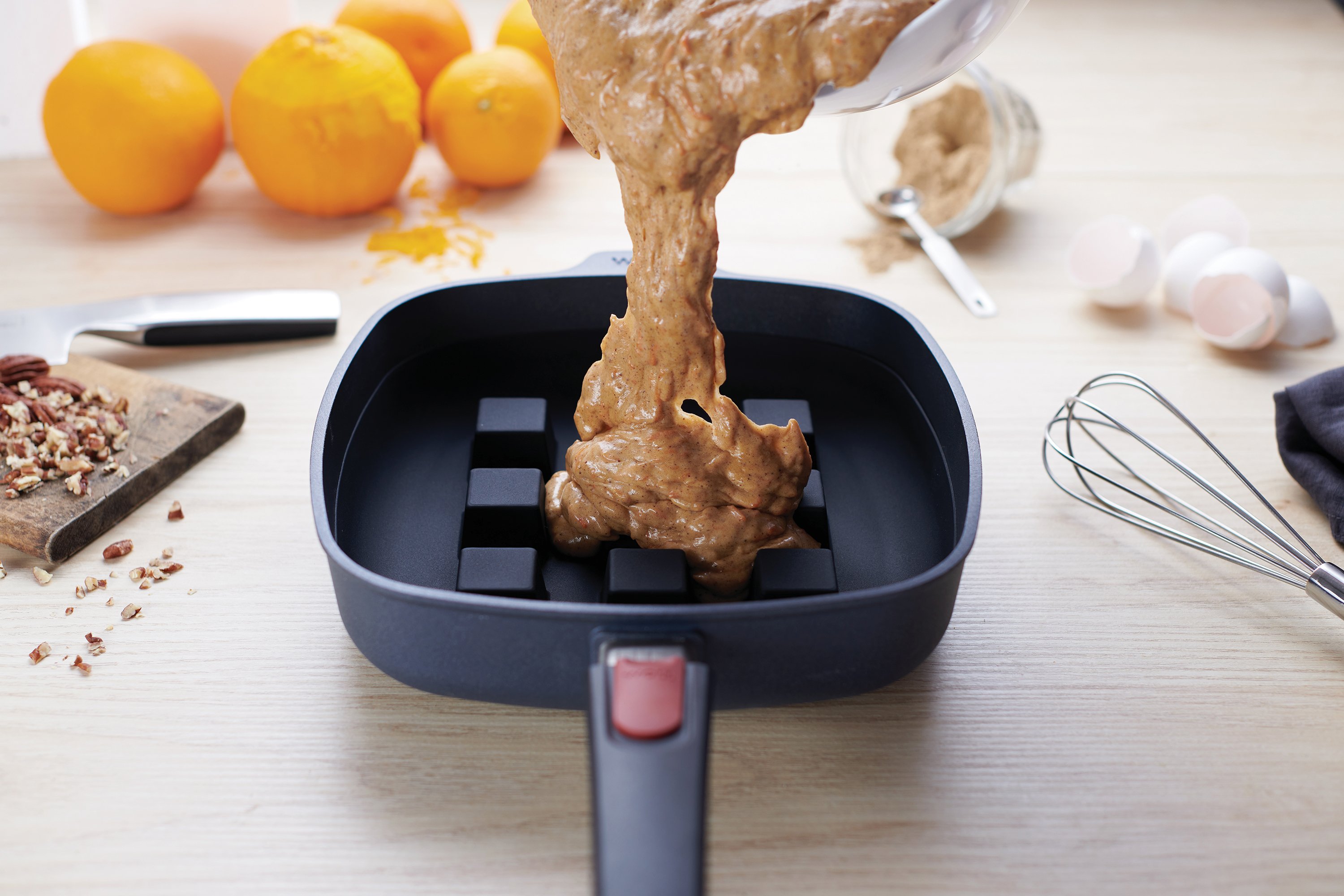 In die viereckige Diamond LitePfanne mit Bake-it Silikon-Backeinsatz wird Teig gefüllt. 